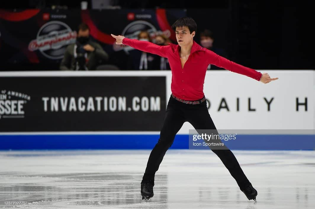 ヤロスラフ・パニオットのインスタグラム：「First, BIG congratulations to my teammates Olympic Champion @Nathanwchen @Jasonbskates and @govincentzhou on a phenomenal Olympics representing @teamusa in #Beijing2022! Incredible skates guys!   Watching the Oly’s and having some reflection, I wanted to share my thoughts about U.S. Nationals. I could not have had a more rewarding short program result in what I felt was an outstanding men’s competition. That performance was so satisfying for me considering the road I’d been on all year to that point, so it was a special moment for me. As for the long: a persistent and increasingly painful leg & ankle problem I battled all season had other ideas, and definitely different plans for me that day.  As much as I wanted to perform in response to the incredible support of the fans, which I have never felt anywhere before, I ultimately did not feel stable enough to push through my long program. I like to think I ended my season on a high note the night before and now look forward to rehab my ankle and resume training for next season. Thank you to everyone for their awesome support; @usfigureskating , my Coach @toddeldredge my Choreographer @mishage8 @vchipeur and @auraskates and @johnwilsonblades – I’m really looking forward to this next “Quad” and landing us all in Italy in 2026! #Milan2026」