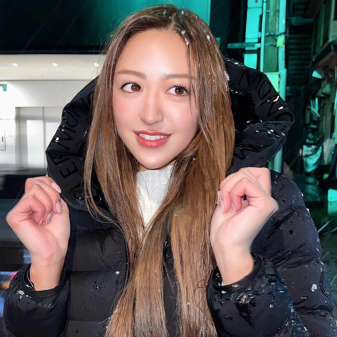 のインスタグラム：「雪が嬉しくて超寒がりな @n12m23 に撮ってもらったよ、ありがとうかわいそうに😭 ちなみにわたしは寒いのがとっても好き  #傘さしなさいよ」
