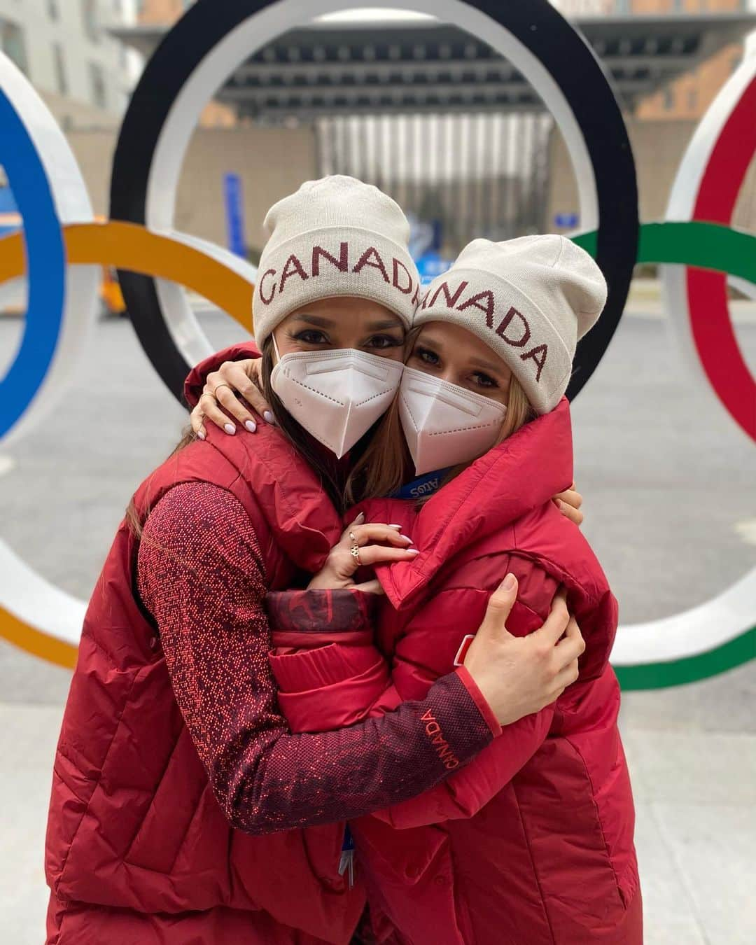 カーステン・ムーア＝タワーズさんのインスタグラム写真 - (カーステン・ムーア＝タワーズInstagram)「My Olympic toxic trait is walking out of my apartment everyday and saying ‘hey! We match!’ to the immediate response of those around me saying ‘Kirsten, EVERYBODY HERE MATCHES!’ So anyway, enjoy this photo of me and Lolo in front of the rings ‘matching.’😉🥰 • #olympics #beijing2022 #lululemon」2月11日 23時47分 - kirsten_mt