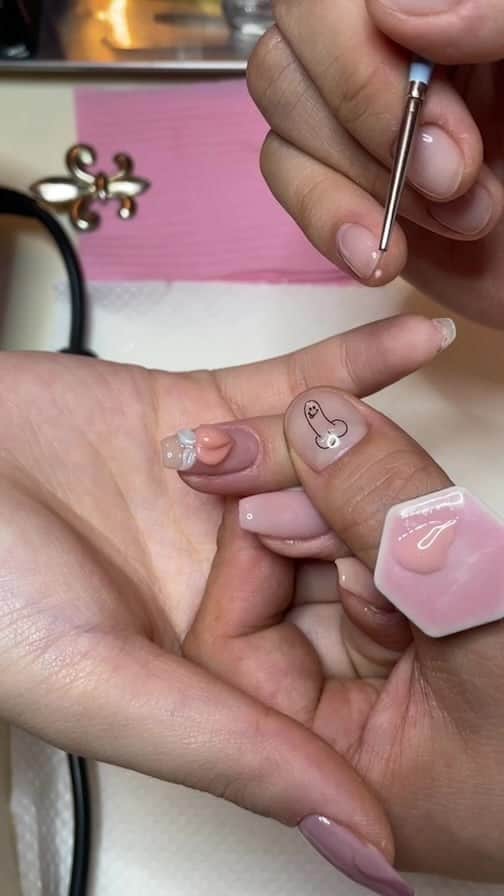 KAI32のインスタグラム：「. @mirage.missmirage  ミスミラージュコラボLIVE✨ . ネイルテーマは 〝うるうるピーチ 〜あたしゃitな女〜🍑〟 . ご視聴ありがとうございました💅🏻💕 . . #pinkrosewindow #pink_rose_window」