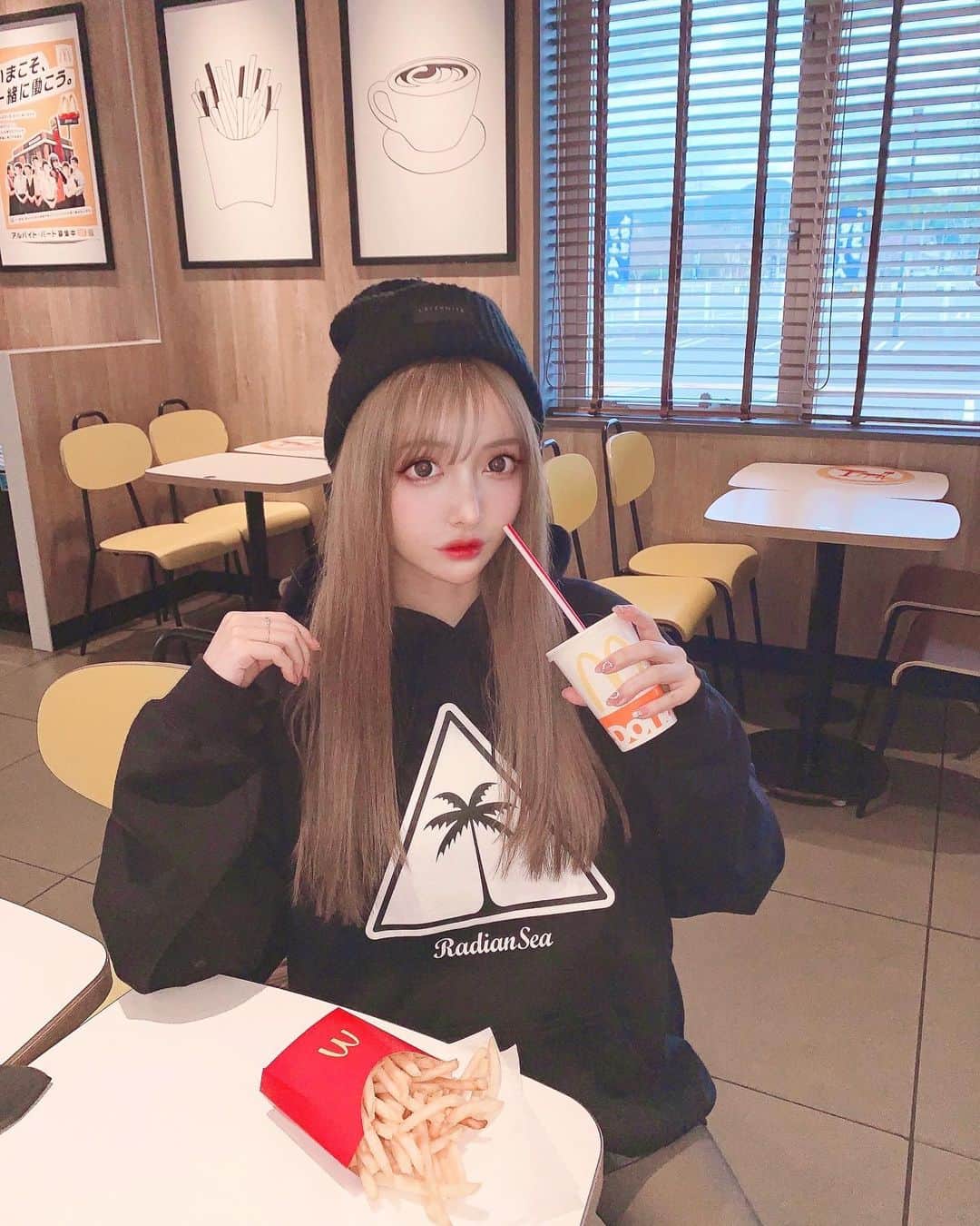 のインスタグラム：「【🍟🍟🍟🍟🍟🍟】 . たまにジャンクな物食べたくなる🤤💓 マックのポテトってなんでこんなに 美味しいんだろうね🙈❤️笑 . 着てるパーカーはりりちゃんの @radiansea_official のだよ🌴✨ カジュアルで可愛い~💗💗 . #カジュアルコーデ #outfit #Code #マック #マックカフェ」