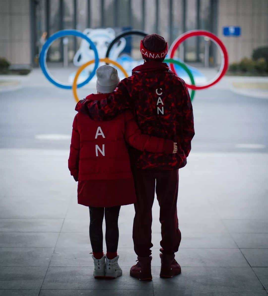 マイケル・マリナロのインスタグラム：「The calm before the storm 🇨🇦 . . . 📸@roman_sadovsky #teamcanada #olympics #bejing2022 #creatinghistory #beijing2022 #olympicgames #iceskate #skating #lululemon #ioc #isu #olympic #skatecanada」