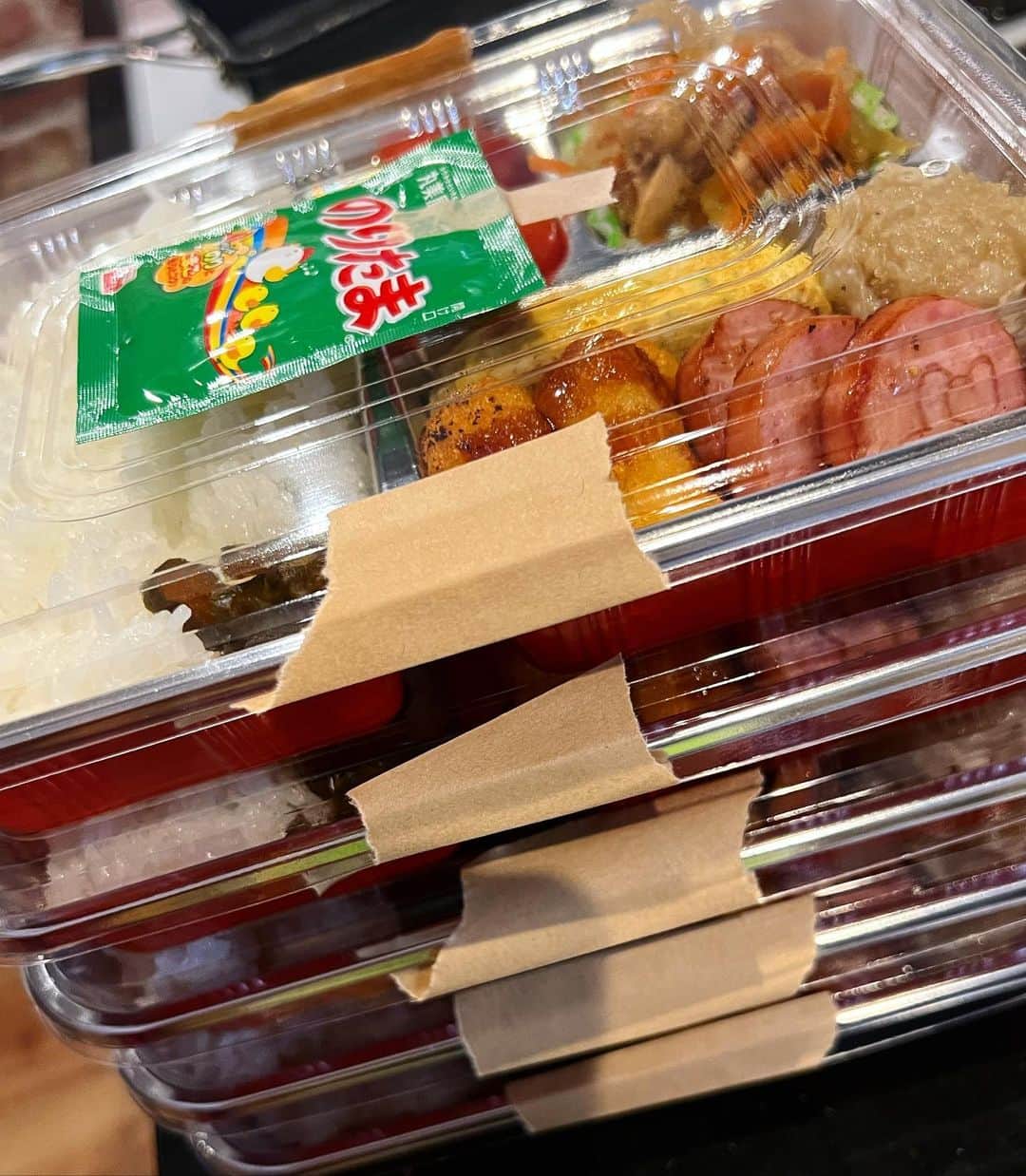 西山茉希さんのインスタグラム写真 - (西山茉希Instagram)「商売にはできない店主の癖。  #仕上げの基本 #ガムテープ @西山食堂  のり弁の、 白身フライとちくわの磯辺揚げが好き。  次は色々 再現弁当してみよう。  その前に輪ゴム買お。」2月11日 16時21分 - maki.nshiyama50