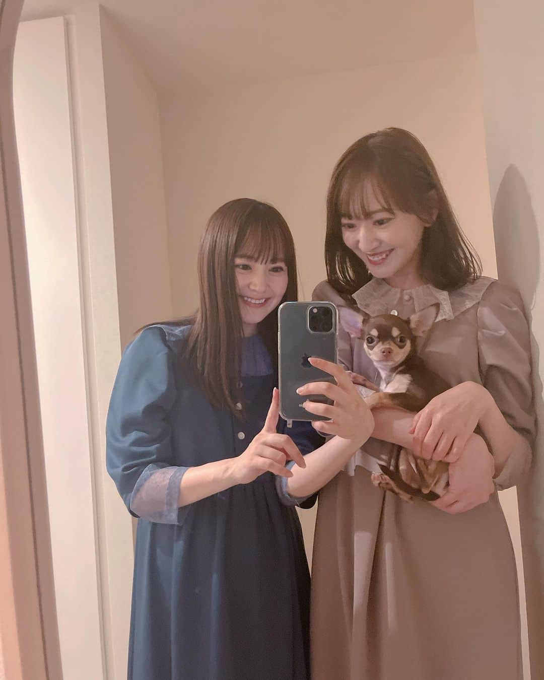 のインスタグラム：「ちょこ🐶姉妹 （臨月の12月に撮影したものになります。） （どちらもMサイズ着用） コラボルームウェア 届いたよ報告ありがとうございます🤍  ありがたいことに、 モカS.Mは初日に売り切れ嬉しいです。 また再入荷したら報告します！ ネイビーも、残りわずかだったりもするのでお早めに、、（ぜひ期間内だと何回も使えるお得なクーポン使ってくださいね）」