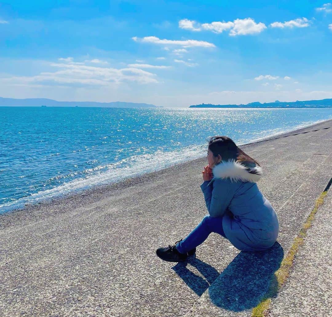 高橋幸のインスタグラム：「去年2月に撮ったきらきら光る鹿児島の海✨ この時からもう1年、、！あたたかく感じた日差しが懐かしいです🌤  早くまた行けるようになりますように！  #tb #指宿 #海のある風景 #wintersea  ※撮影時のみマスクを外しています」