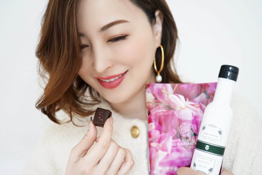 のインスタグラム：「ブルガリアンローズ文化協会さまから 少し早めのValentineDayプレゼントを頂きました🎁  Valentine chocolate. ローズダレーナのローズウォーターを使ったボンボンオーショコラ。 THEOBROMA土屋公ニシェフにより作られ、academy of chocolateで銅賞を受賞されました！  THEOBROMAの店舗、WEBサイトで発売されています。 バレンタインにお友達や大切なひとにいいかがですか❓  @bulgarianrose.ca  #Valentine #chocolate. #バレンタインチョコレート  #ローズウォーター #自分へのご褒美  #自分磨き  #海外コスメ #eyemake #makeup #新作コスメ  #限定コスメ  #instamakeup #コスメ #コスメ好きさんと繋がりたい #コスメレポ #コスメマニア #美容 #美容好きな人と繋がりた #美容好き #スキンケア #スキンケアマニア #スキンケア好き #時短メイク #メイク #ママファッション #シングルマザー  #エイジングケア」