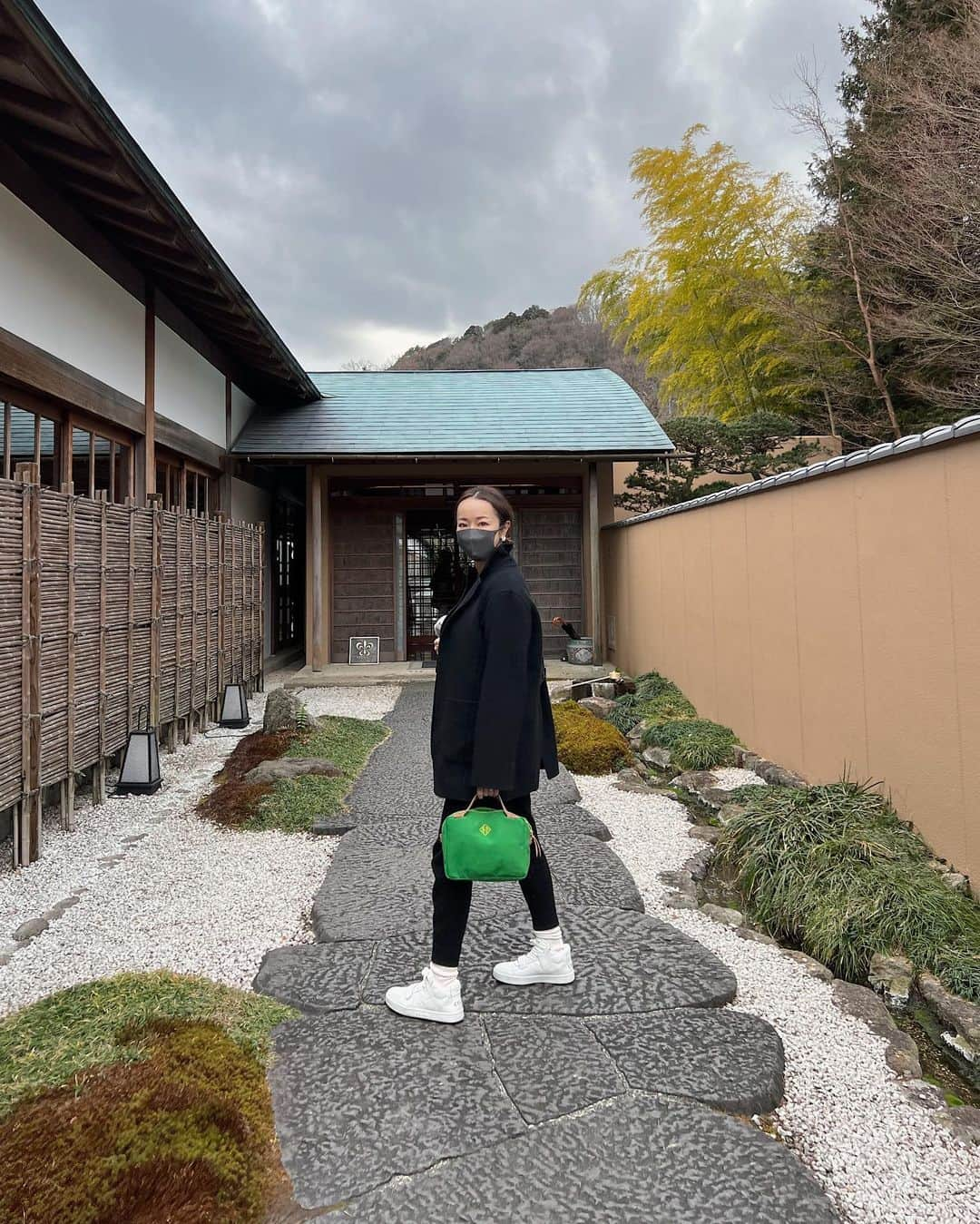 翁安芸さんのインスタグラム写真 - (翁安芸Instagram)「Last weekend…🌿  先週末は母の誕生日温泉へ♨︎ 久しぶりのドライブして遠出。家族でゆっくりとした時間を過ごしました☺️  Jacket #etretokyo  Knit #unitedarrows  Bottom #mylan Bag #jnhearts  Socks #wray Sneakers #celine Stole #dior  #familytrip #箱根 #hakone #akiweng」2月11日 17時17分 - akinyc