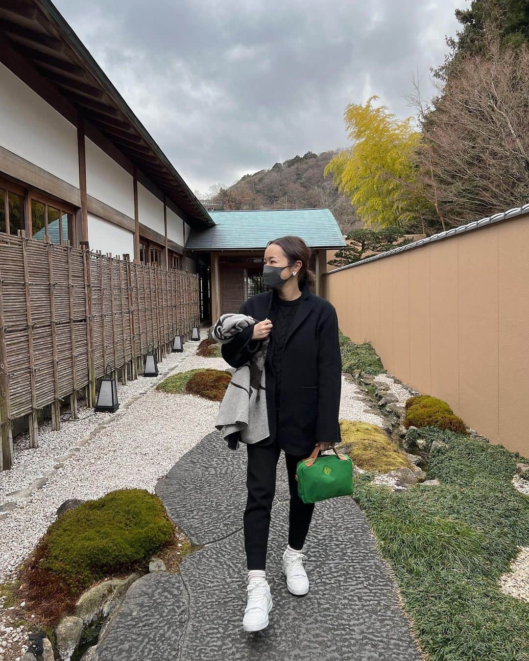 翁安芸さんのインスタグラム写真 - (翁安芸Instagram)「Last weekend…🌿  先週末は母の誕生日温泉へ♨︎ 久しぶりのドライブして遠出。家族でゆっくりとした時間を過ごしました☺️  Jacket #etretokyo  Knit #unitedarrows  Bottom #mylan Bag #jnhearts  Socks #wray Sneakers #celine Stole #dior  #familytrip #箱根 #hakone #akiweng」2月11日 17時17分 - akinyc