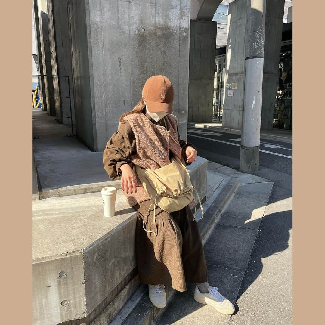 R i R y (リリー)さんのインスタグラム写真 - (R i R y (リリー)Instagram)「『ユニクロコーデ🧶』　　  ユニクロの服でつくるコーデをご紹介🧶 ぜひ参考にしてみてください♪  ✴︎---------------✴︎---------------✴︎ ▶▶掲載する写真を募集中📸 カワイイ写真が撮れたら、@velle.jp をタグ付けするか、ハッシュタグ #velle_jp をつけて投稿してみてね♪ velle編集部と一緒にカワイイで溢れるvelleを創っていこう😚🤍  ✴︎---------------✴︎---------------✴︎ #プチプラコーデ #プチプラファッション #着回しコーデ #淡色コーデ #くすみカラー #ベージュコーデ #消えそうな色コーデ #骨格ウェーブコーデ #秋コーデ #淡色カジュアルコーデ #カフェコーデ #ベージュコーデ #ベージュ族 #秋服コーデ #ユニクロ #ニット #ニットベストコーデ #ニットコーデ #マメクロ #ユニクロ購入品 #uniqloコーデ #ユニクロコーデ #スフレヤーンボートネックセーター #ストレッチダブルフェイスナロースカート #ショートカーディガン #ドローストリングショルダーバッグ」2月11日 18時00分 - velle.jp