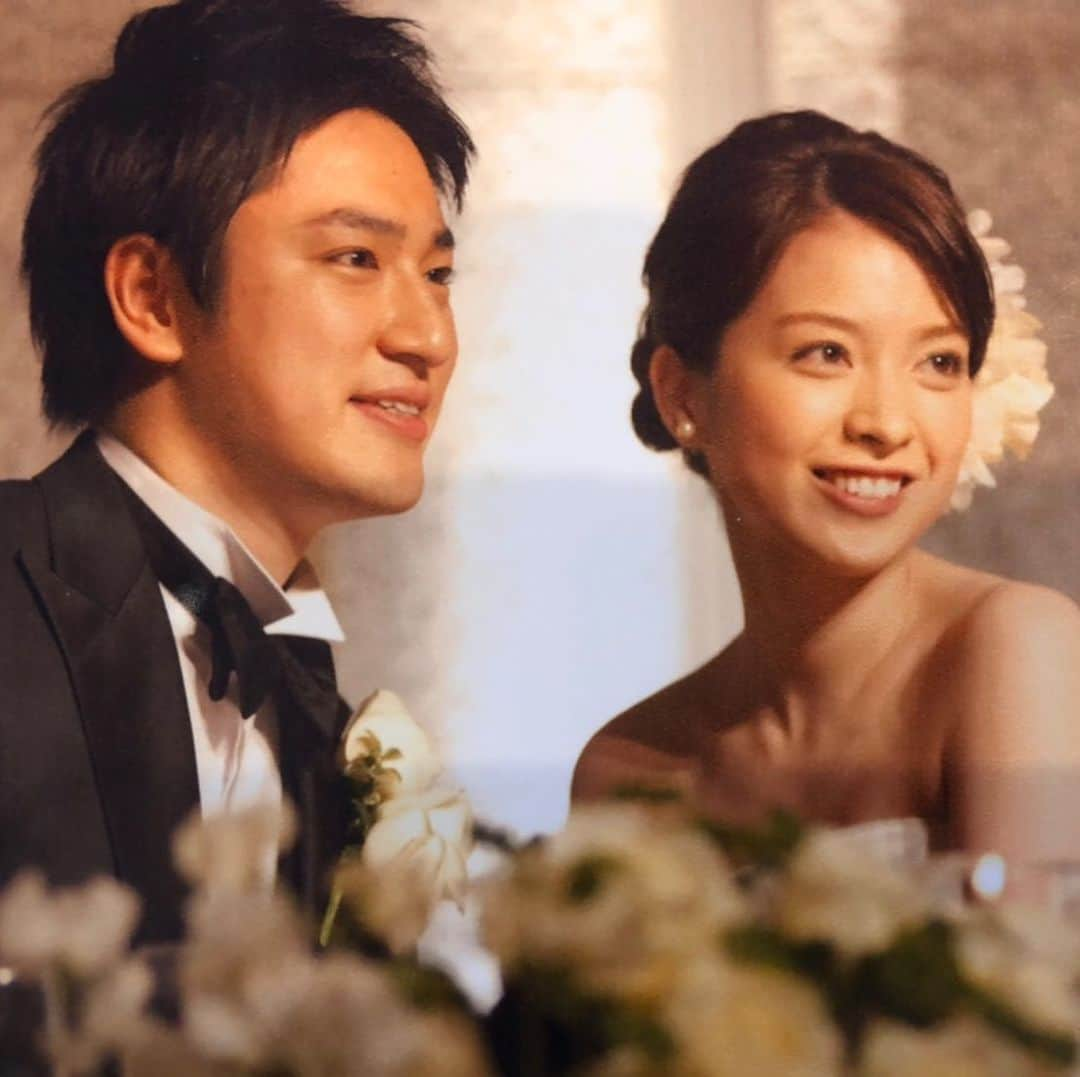 鷲尾春果のインスタグラム：「この日から、今日でちょうど10年💖 結婚式の時、これ以上の幸せはないと思ったけれど、今の方が遥かに幸せだと感じます。 もちろんケンカもするけれど、そう思える結婚生活ができていることに、心から感謝☺️ 笑いと刺激の絶えない日々が、これからも続きますように🌈 #2月11日#結婚記念日#10周年 #5人家族#👧🏻👦🏻👦🏻 #辻岡義堂#鷲尾春果」