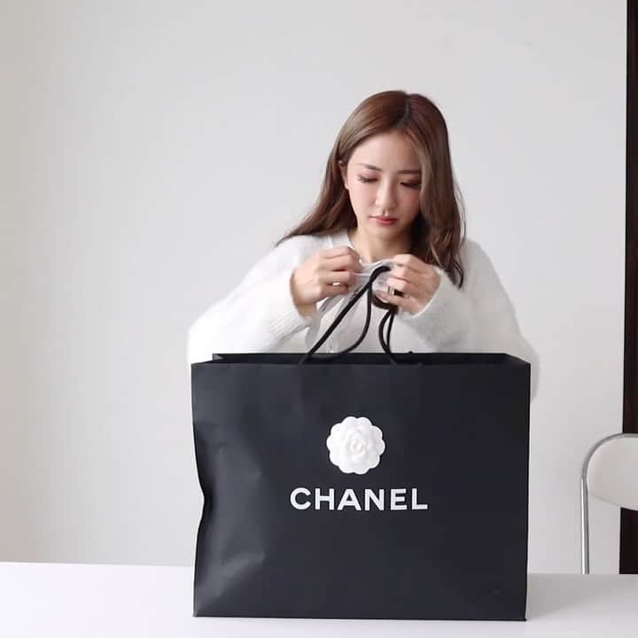 Giann Chanのインスタグラム：「Chanel Walk in 還是找SA? 22 春夏開箱 🤍 Unboxing Ep.1  Full width video in youtube🫶🏻 #Unboxing  #chanelunboxing #chanel22c #chanellover」