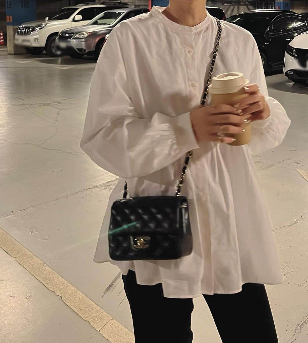 島居玲子のインスタグラム：「毎日同じような格好しかしてないので 寒くないふりして薄着した日の🌬」