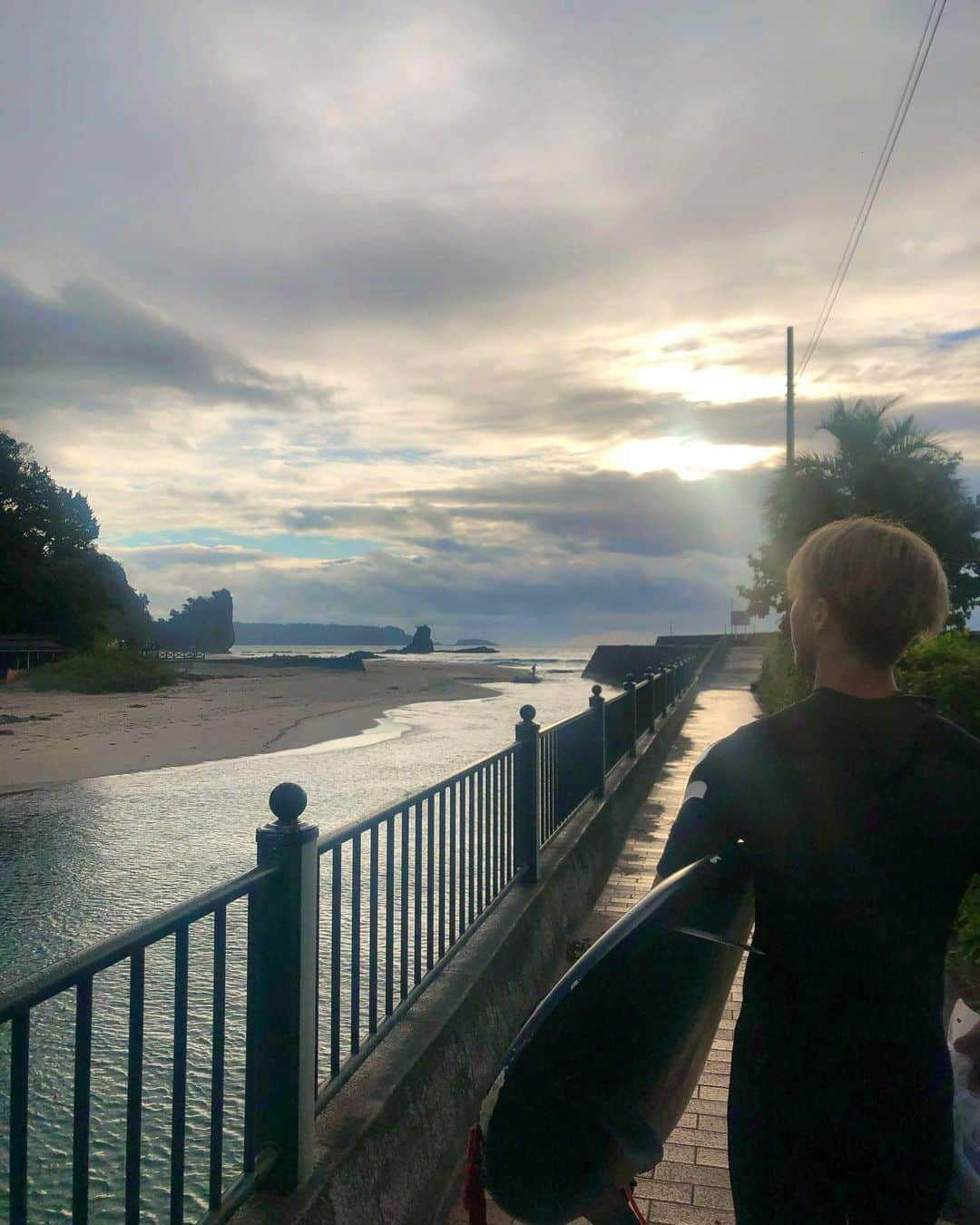 原田デイビッドのインスタグラム：「Early morning surf sessions in japan 🌊🏄‍♂️🤙   I love the feeling and smell of  early morning beach air!  Such a great way to start a day!   #morning #morningair #beach #morningbeach #sunray #surfing #wetsuit #hurley #morningsurf #view #breeze #breezy #early #session #board #sun #island #izu #海 #ビーチ #伊豆 #サーフィン #ボード #朝 #朝日 #早起き #ウエットスーツ #ハーレー #たいよう #おはよう」