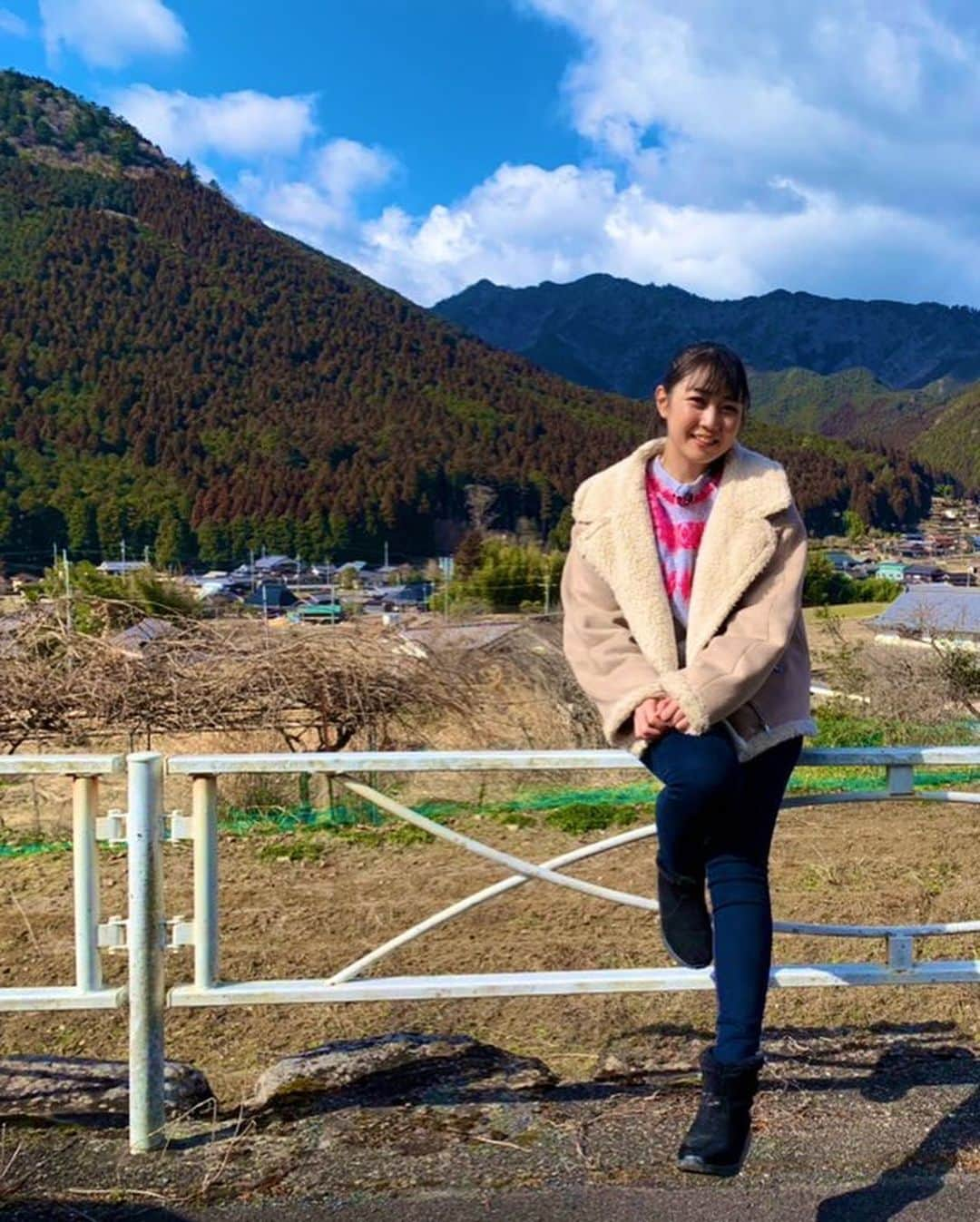 高橋沙織さんのインスタグラム写真 - (高橋沙織Instagram)「今日は兵庫県の多可町でロケでした。 すごくゆったりした時間が流れていて、こうゆう暮らしも素敵だなぁ〜って憧れちゃった。 山間で天気が変わりやすく、曇りだったのが晴れたり霰が降ったり... そんな中、ひとときの晴れ間に素敵な写真が撮れたので♪  #アルミカン #兵庫県 #多可町 #古民家 #サンテレビ #ひょうご発信 #天気 #晴れ間に  #ポスター風」2月11日 19時16分 - arumikan_saorin