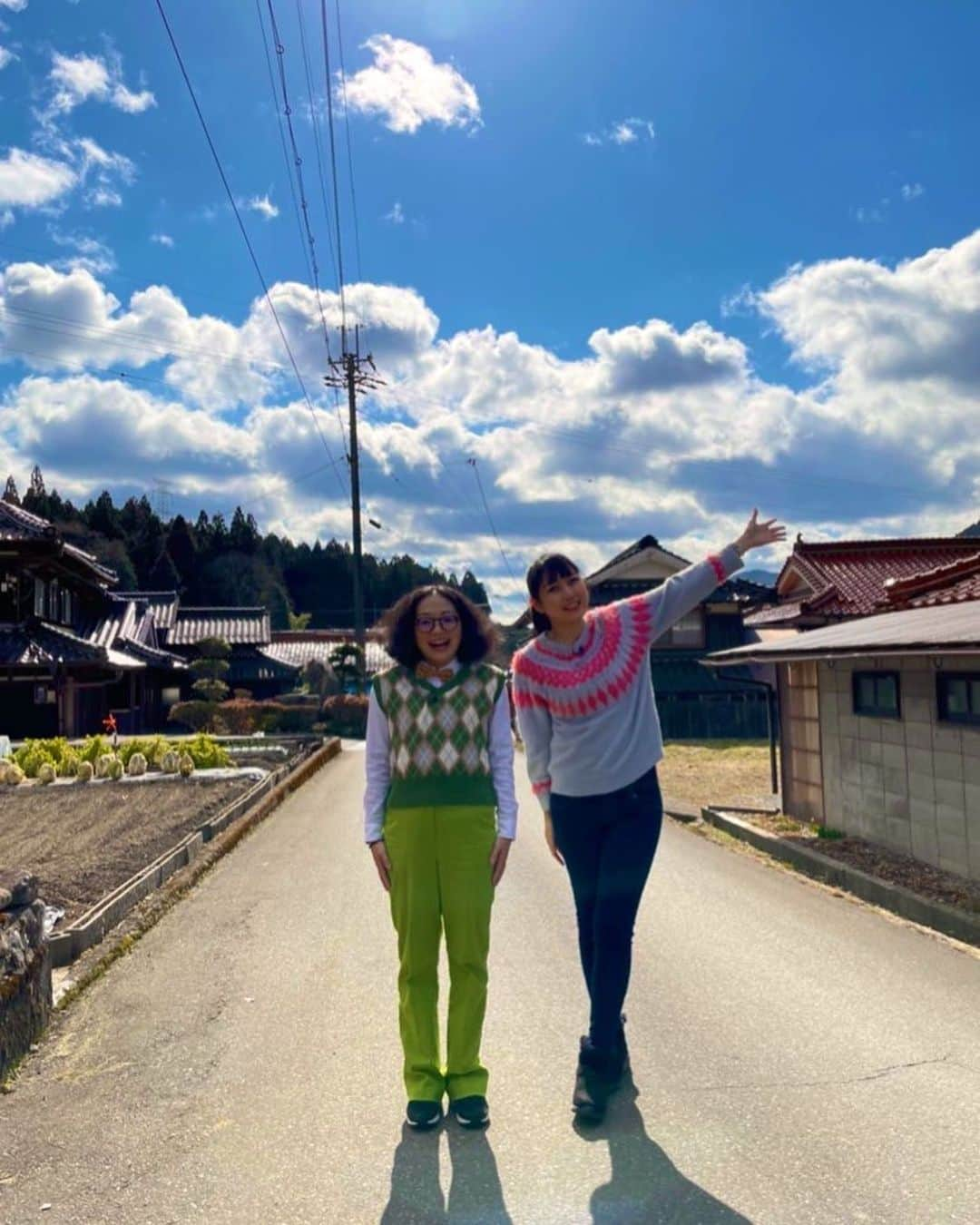 高橋沙織さんのインスタグラム写真 - (高橋沙織Instagram)「今日は兵庫県の多可町でロケでした。 すごくゆったりした時間が流れていて、こうゆう暮らしも素敵だなぁ〜って憧れちゃった。 山間で天気が変わりやすく、曇りだったのが晴れたり霰が降ったり... そんな中、ひとときの晴れ間に素敵な写真が撮れたので♪  #アルミカン #兵庫県 #多可町 #古民家 #サンテレビ #ひょうご発信 #天気 #晴れ間に  #ポスター風」2月11日 19時16分 - arumikan_saorin