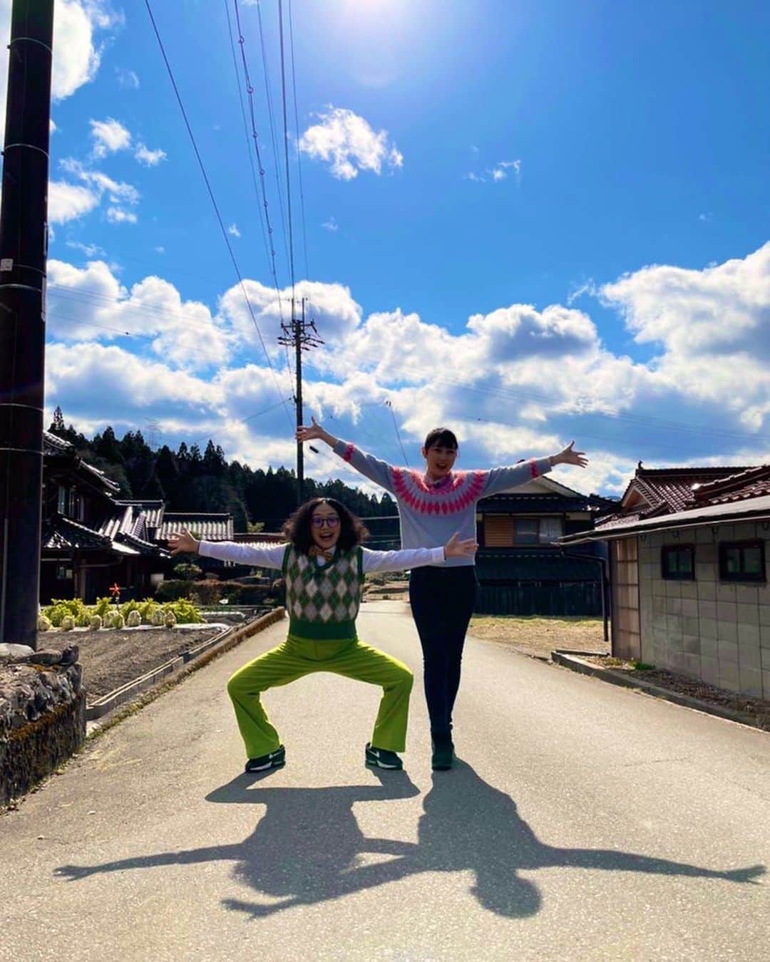 高橋沙織さんのインスタグラム写真 - (高橋沙織Instagram)「今日は兵庫県の多可町でロケでした。 すごくゆったりした時間が流れていて、こうゆう暮らしも素敵だなぁ〜って憧れちゃった。 山間で天気が変わりやすく、曇りだったのが晴れたり霰が降ったり... そんな中、ひとときの晴れ間に素敵な写真が撮れたので♪  #アルミカン #兵庫県 #多可町 #古民家 #サンテレビ #ひょうご発信 #天気 #晴れ間に  #ポスター風」2月11日 19時16分 - arumikan_saorin