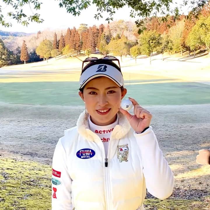 のインスタグラム：「・ 　本日発売開始！　   NEW TOUR B X/XS  「B」を信じろ！ 　進化したのは、 　フェースへの「乗り感」  私はTOUR B Xを使っています🏌️‍♀️ ドライバーショットでは低スピンで、風にも強い弾道なのに、アプローチショットの際にはボールがフェースにしっかり「乗る」という 感覚があり、ゴルファーみんなが求めている感覚だと思います😆最高のボールです！！！！ ・ ・ #ブリヂストン  #ブリヂストンゴルフ #tourbx  #tourbxs  #Bを信じろ #乗り感」