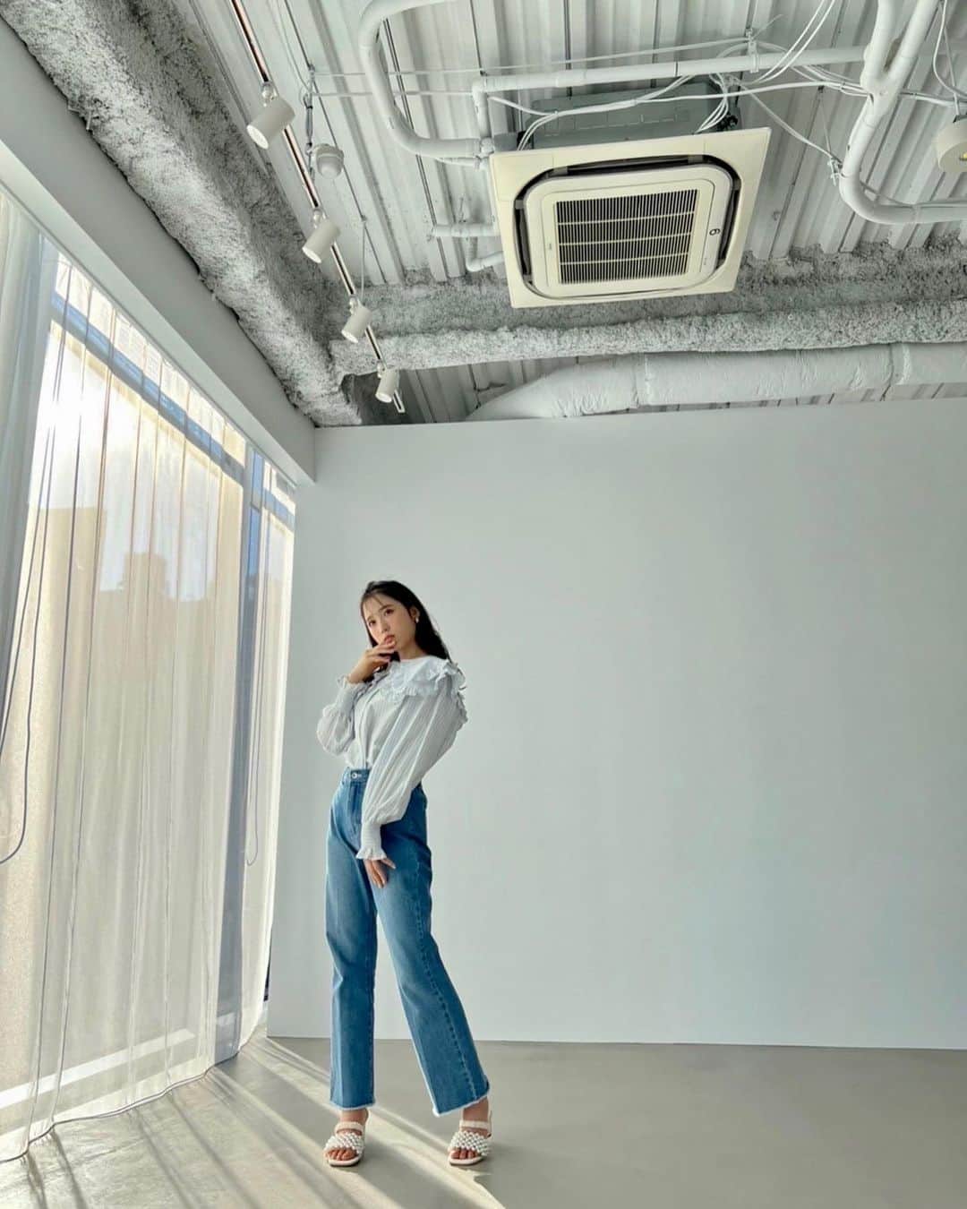 小栗有以さんのインスタグラム写真 - (小栗有以Instagram)「🧸🥣🧷🤍  デニムとビックエリのガーリーなブラウスを合わせるの可愛い〜☺️ NICECLAUPの公式ホームページに可愛い服が沢山 掲載されていますので是非観てくださ〜い！！  #ナイスクラップ #NICECLAUP #推しウケ圧勝ブラウス #デニム」2月11日 19時25分 - yuioguri_1226