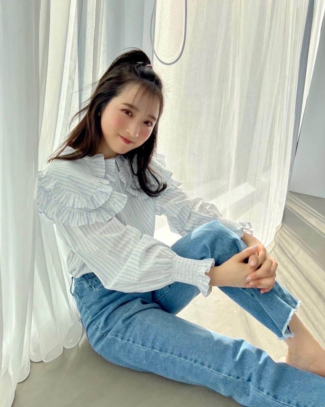 小栗有以さんのインスタグラム写真 - (小栗有以Instagram)「🧸🥣🧷🤍  デニムとビックエリのガーリーなブラウスを合わせるの可愛い〜☺️ NICECLAUPの公式ホームページに可愛い服が沢山 掲載されていますので是非観てくださ〜い！！  #ナイスクラップ #NICECLAUP #推しウケ圧勝ブラウス #デニム」2月11日 19時25分 - yuioguri_1226