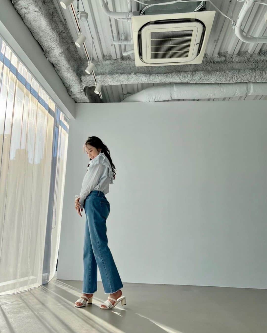 小栗有以さんのインスタグラム写真 - (小栗有以Instagram)「🧸🥣🧷🤍  デニムとビックエリのガーリーなブラウスを合わせるの可愛い〜☺️ NICECLAUPの公式ホームページに可愛い服が沢山 掲載されていますので是非観てくださ〜い！！  #ナイスクラップ #NICECLAUP #推しウケ圧勝ブラウス #デニム」2月11日 19時25分 - yuioguri_1226