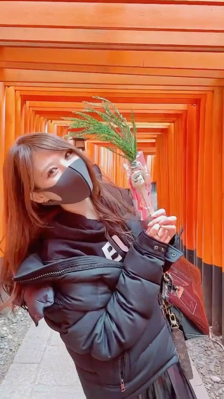 のインスタグラム：「日帰り京都とてもよかった🏮 初牛大祭だったので伏見稲荷大社へ 親友ちゃんと参拝してきました⛩ . I visit Fushimi inari shrine in Kyoto🏮 . 我和朋友一起去伏见稻荷大社了参拜⛩ . #初午 #初午大祭 #伏見稲荷大社  #京都 #稲荷 #京都旅行 #日帰り旅行  #kyoto #kyotojapan #kyotojapan  . #相沢みなみ #minamiaizawa #相澤南」