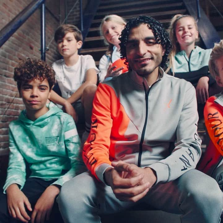 TOUZANI TVのインスタグラム：「Een droom die uitkomt zonder dat het mijn droom was.   Ik droomde ervan om profvoetballer te worden. Door het scheef groeien van mijn wervelkolom werd er een 30cm ijzeren pin in mijn rug geplaatst.  Ik mocht wel trucjes oefenen en ik kreeg een andere droom.  PROF straatvoetballer worden. Ik ben nu 35 en sinds mijn 18e ben ik prof straatvoetballer.  Vervolgens kreeg ik weer een nieuwe droom. Presentator worden. Ik mocht het programma ZappSport presenteren bij de TROS.   Volgende droom. Mijn eigen TV programma bedenken EN produceren. Nu ben ik een paar series verder met mijn programma  Tiki Taka Touzani.  Na TV wou ik zelf een online mediakanaal opzetten. Het werd TouzaniTV op YouTube. Nu met 1 miljoen abonnees het grootste voetbalkanaal van België en Nederland.   Volgende droom. Ik wou een eigen voetbalclub oprichten. Het werd een online voetbalclub en is nu al de grootste voetbalclub van Nederland genaamd FC STRAAT.   Yes! En dan een droom wat nooit een droom was. Een eigen kledingmerk, maar dan ook nog eens een collaboration voor kinderkleding met @retour_jeans ! (Video) De nieuwe collectie van Retour Jeans en Touzani is online! #freedomofmovement  Het kan best over komen dat ik stoer wil doen met wat ik heb behaald. Maar de reden dat ik dit deel is om aan te geven dat je groot moet dromen.   Sommige zullen uitkomen en sommige niet. Maar er zullen ook nieuwe “dromen” op je pad komen waar je zelf nooit aan hebt durven denken.   Fijn weekend allemaal ❤️」