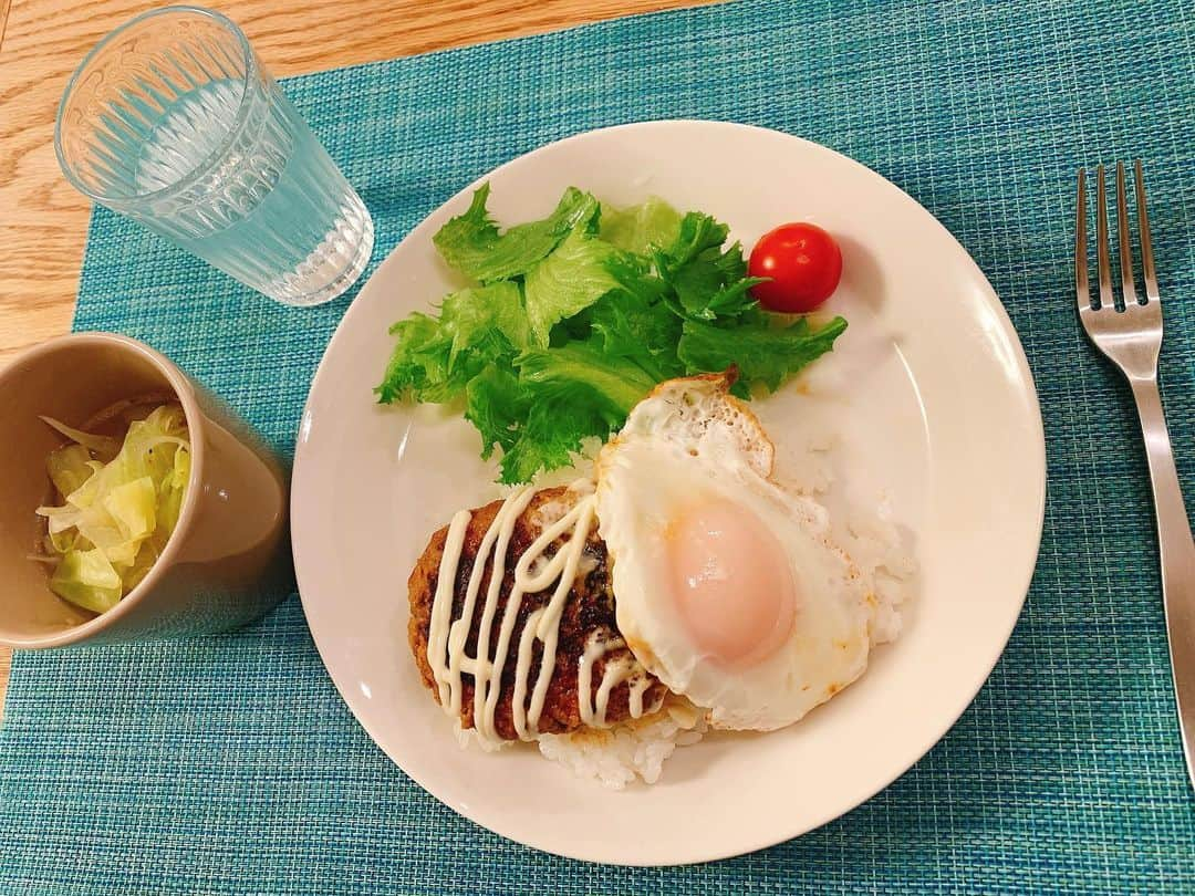 川谷修士さんのインスタグラム写真 - (川谷修士Instagram)「🍽 パパが作る晩ご飯 パパっと簡単！ロコモコプレートとキャベツの甘み楽しむコンソメスープ。パパっととパパがかかってちょっと恥ずかし。 #2丁拳銃 #川谷修士 #オイシックス」2月11日 19時52分 - 2chokenju_shuji