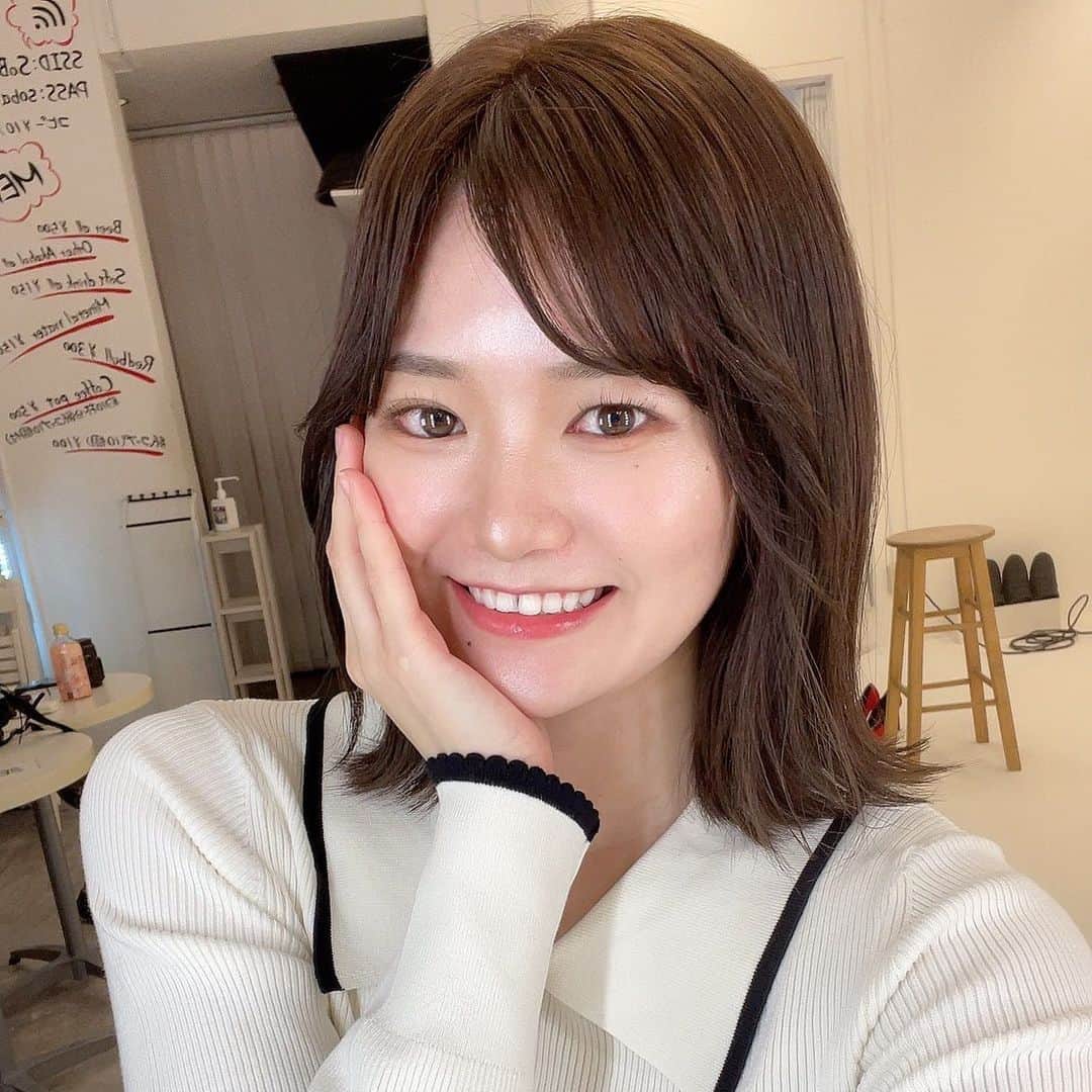 のインスタグラム：「笑顔って精神的にも身体的にも大事って最近思うー！ 歯が白いと気にせず笑えるから撮影前とかお願いしちゃいます笑 インスタ見たで、通常30分24000円が2970円になるらしいよ😳」