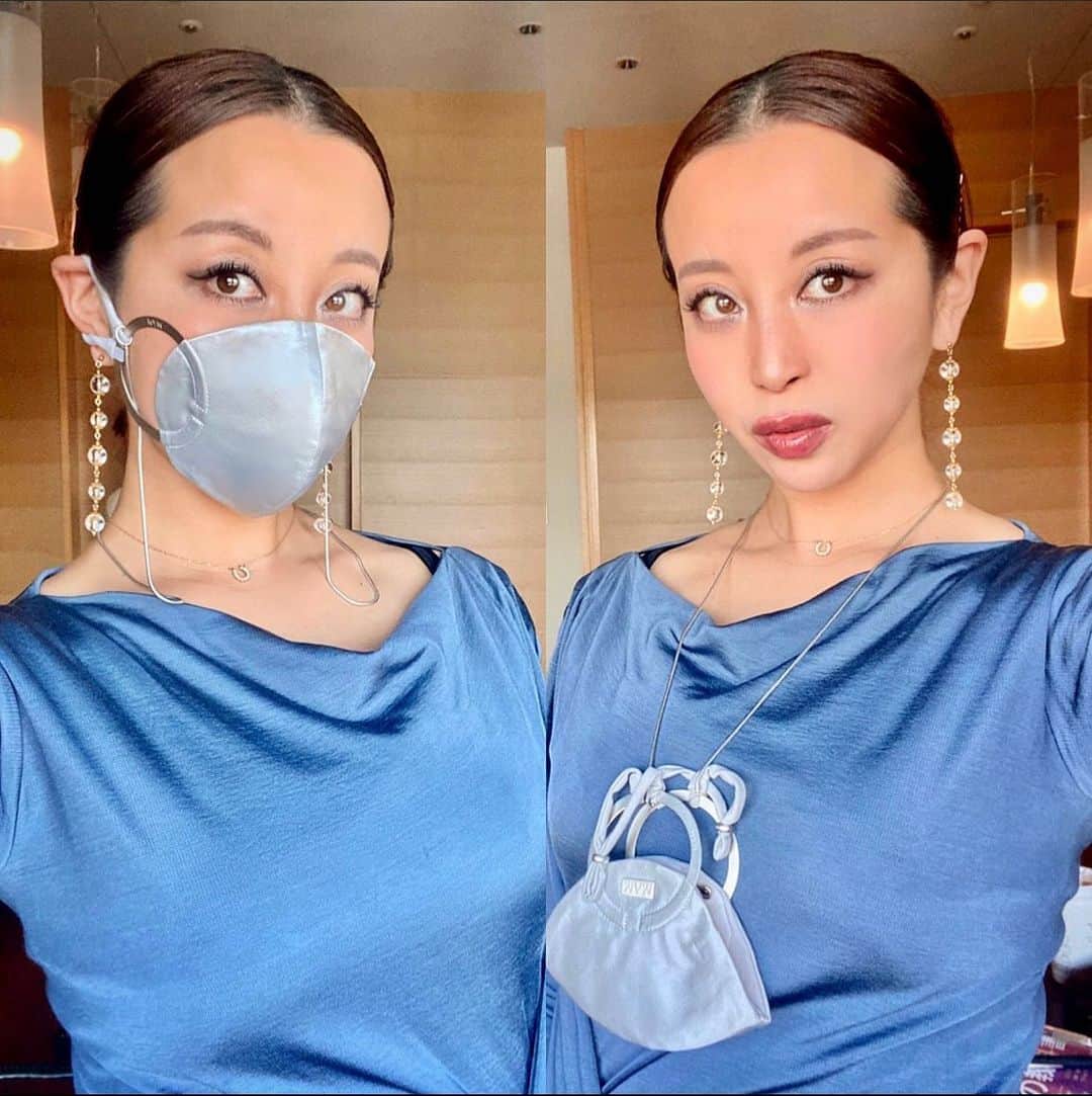 PINKYのインスタグラム：「😷🤖🤍  ロボっぽさが好きなマスク🫂 　 見た目によらず、絹とオーガニックコットンで出来ているのが良い🙆‍♀️💮  ピアスは @amate_bijou 💫 ドレスは @viviennewestwood Anglomania💋  ・・・  #love #happy #family #momlife #ootd #MAM #viviennewestwood #Anglomania #Amatebijou #アマテビジュー」