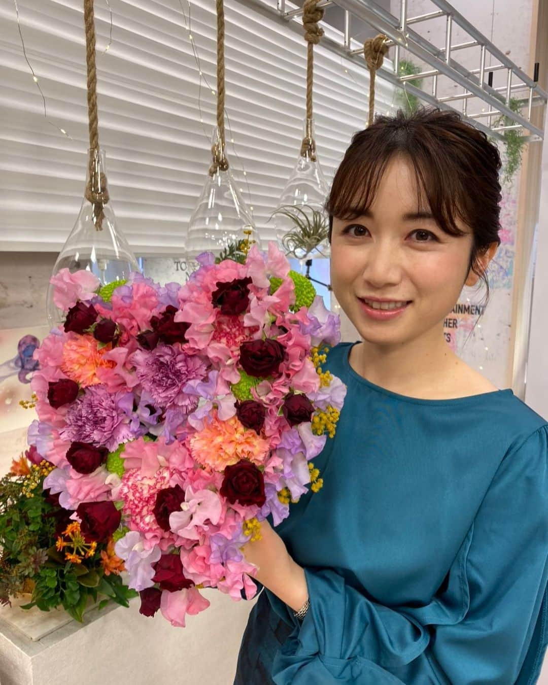 上山真未のインスタグラム：「⁡ もうすぐバレンタイン🍫💕 ⁡ 今年は大切なひとに花を贈る フラワーバレンタインはいかがですか？✨ 世界では2/14は花をプレゼントする文化が 根付いているそうです！ ⁡ チョコも好きだけど、花もいいなぁ… 両方楽しむのもありですね😋 ⁡ ⁡ ⁡ #フラワーバレンタイン #花スタグラム #flowers #ニュースOne #東海テレビ #アナウンサー #上山真未 ⁡」