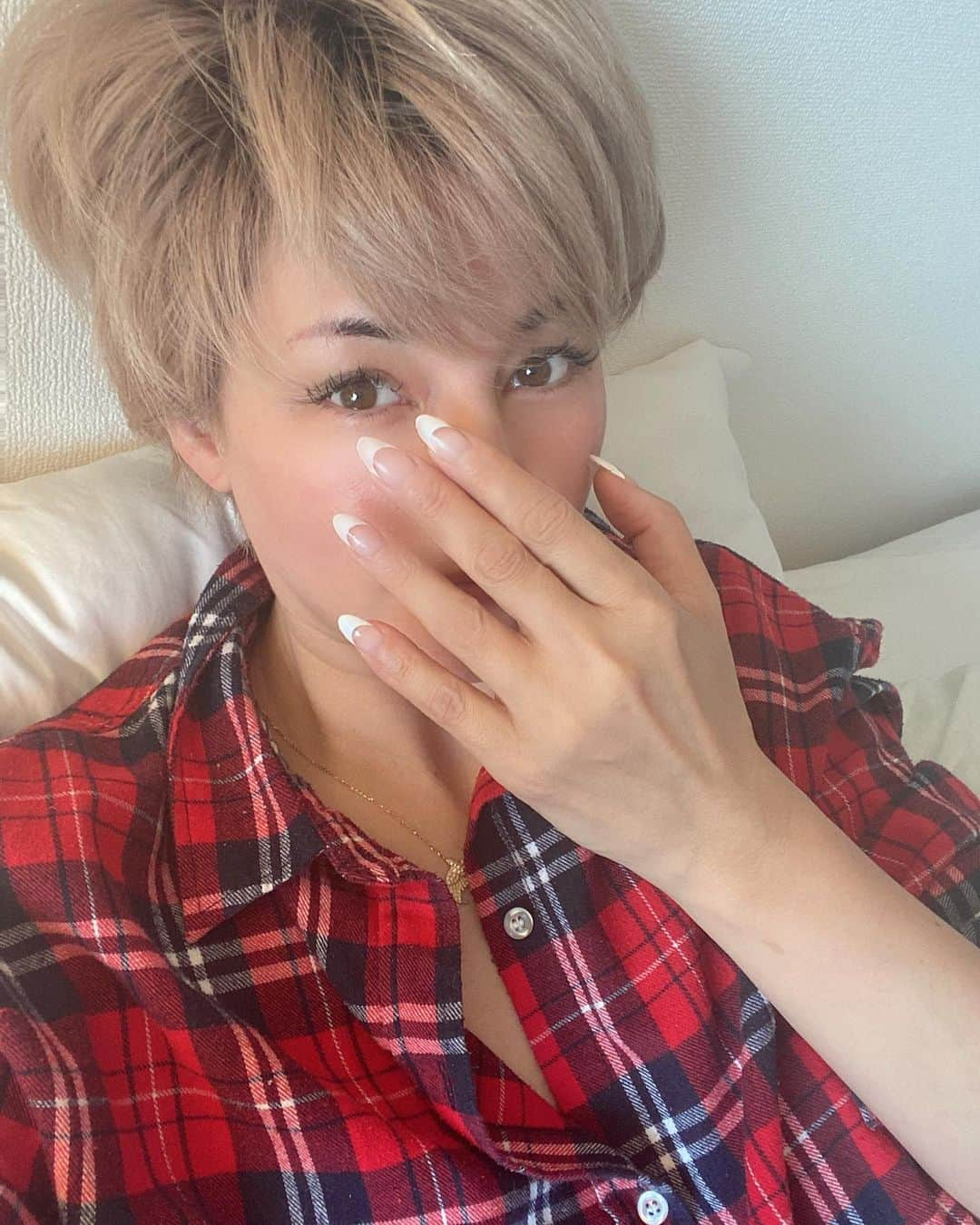 梅宮アンナさんのインスタグラム写真 - (梅宮アンナInstagram)「久々に手を女性らしくしてみたくなりまして👋💅  お店は  @nailsalon_roseo さん  長年爪の長さを出す時は、  カタチは、スクエアオフでしたが、  今回初めてのカタチに💕💕  すご〜く楽なんです、  このカタチ😊  どこにも引っかからないんです😊  辺な言い方ですが、  意外に楽でして😅  コンタクトレンズだって  簡単に取れました😅😅  笑  当分コレでいきます😊😊  #ネイルサロン  #渋谷 #フレンチネイル」2月11日 20時36分 - annaumemiya