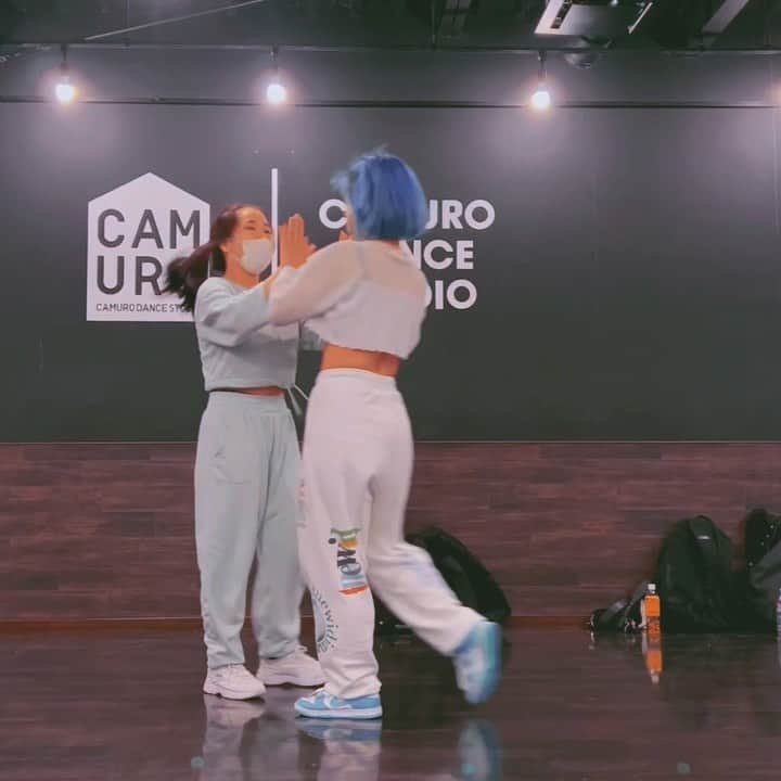 HANAのインスタグラム：「🎧 いけないbaby / @_eill_  w / @07rinrin30  🏠 @camuro_dance_studio   今いちばん大好きな曲...💝 バレンタインだからあえてこの曲😮‍💨💕  みんなの恋愛の話いっぱい聞いて みんなの踊りを見るのが大好き...💕💕💕  みんなの想いがダンスに溢れてて最高...☺️  やっぱりえいるちゃんのつくる曲が、声が だいすきでさいこうでえいるちゃんらぶ🥳  とりあえずなんでこんな髪の毛ボサボサなん？（笑）」