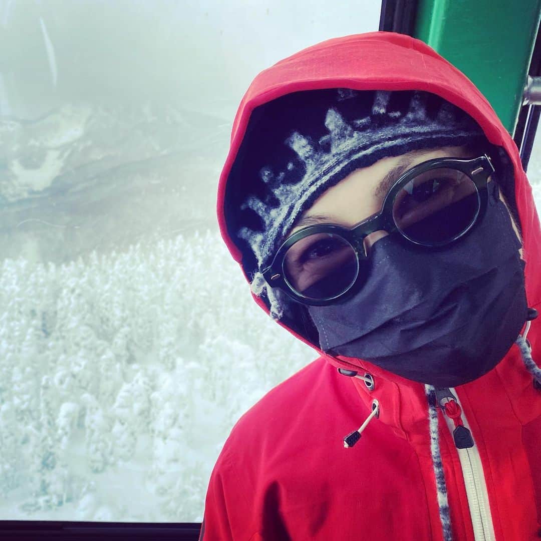 鶴田真由のインスタグラム：「スノーモンスターと私。 もはやどちらがモンスターかわからないw」