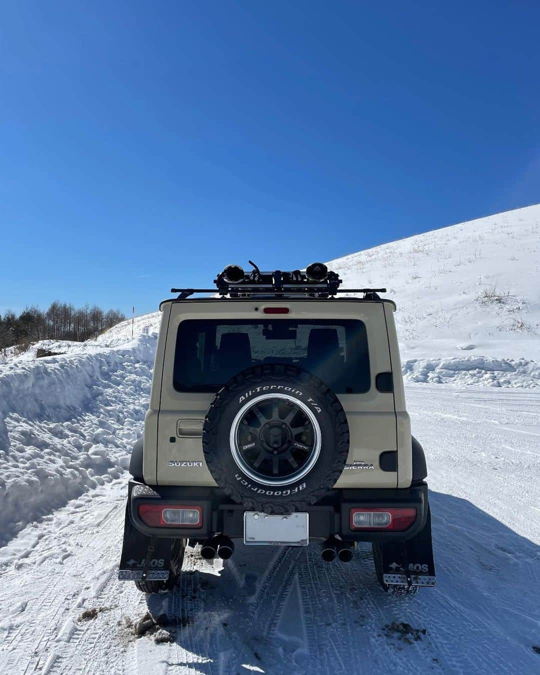 Akiさんのインスタグラム写真 - (AkiInstagram)「ジムニー🚙雪山仕様🤍  いつもたくさんのいいね！やコメント ありがとうございます✨  忙しくなかなか返信できていませんが、 コメント全て読ませていただいてます😊💕  #ジムニー#ジムニーのある生活#ジムニーシエラ#ジムニー女子#ジムニーカスタム#雪景色#雪山#雪#いつかの写真#日本の絶景#日本の風景#ファインダー越の私の世界#旅行#旅行好き#ドライブ#車#車好き#車好きな人と繋がりたい#車好き女子#車のある風景 #beautifulview#instagramjapan#trip#japantrip#japan #car#jimny#jimnylovers#jimnylife#jimnysierra」2月11日 20時53分 - aki_0624