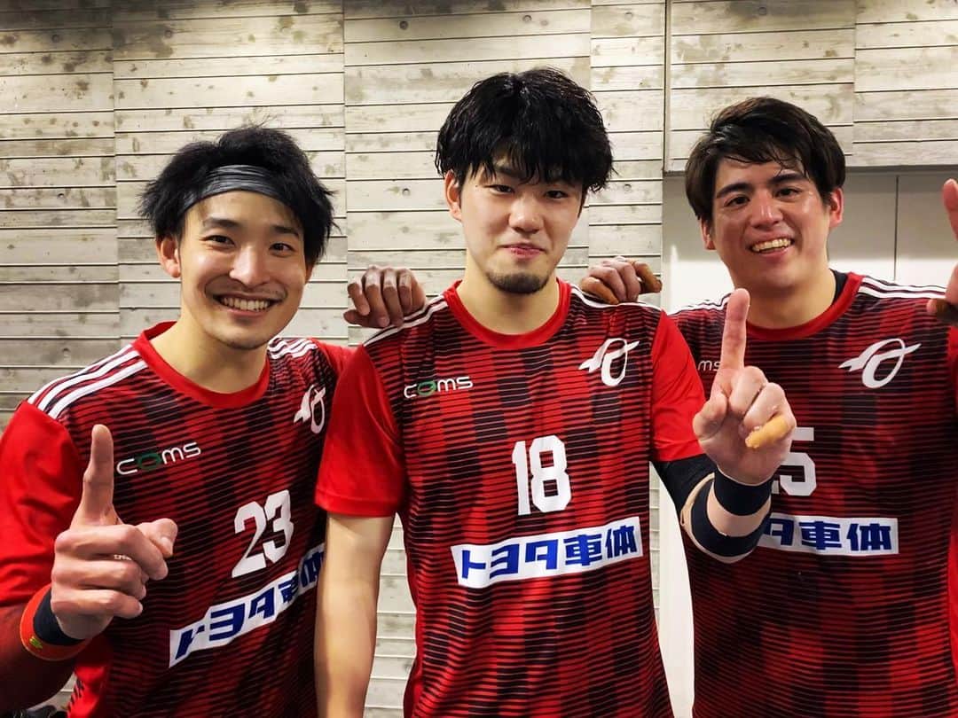 のインスタグラム：「. 今日から日本リーグ再開し、 無事勝つことができました‼️ 新人2人も初得点😆👍 応援ありがとうございました📣  俺が内定で初めて試合出た時はなかなか決めれなかったのにな😑😑 車体にも明治大学出身増えてきて3人目！！  やっぱり明治がナンバーワン！  #トヨタ車体ブレイヴキングス  #トヨタ車体 #handball #jhl #日本ハンドボールリーグ  #新人　 #櫻井睦也　#明治大学 #富永聖也　#国士舘大学 #やっぱり明治がナンバーワン」