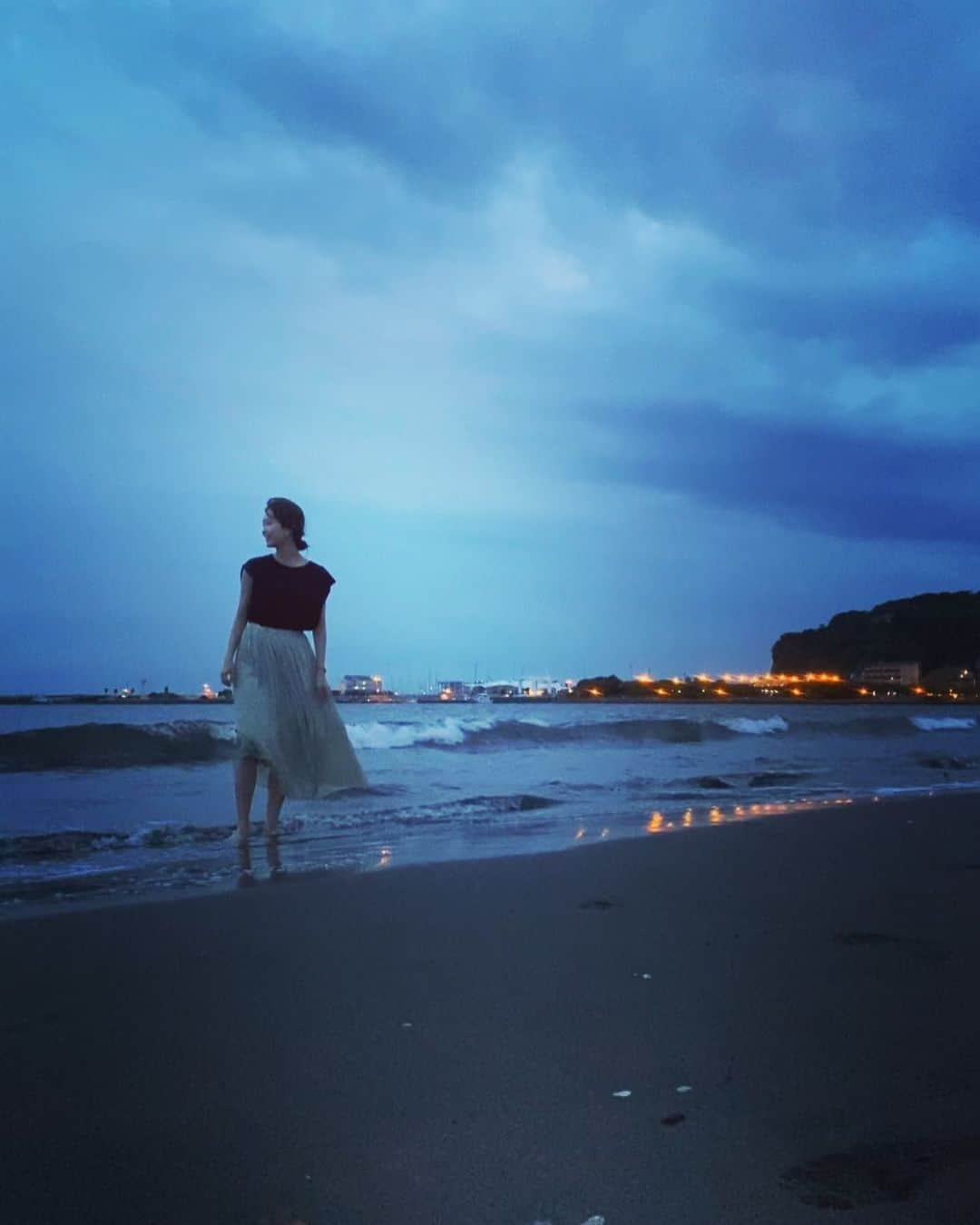 下村彩里さんのインスタグラム写真 - (下村彩里Instagram)「1.2枚目📷は去年鎌倉に行った時。  広い場所にいくと 思わず踊りたくなる精神は 変わらず　です。  今日久しぶりに、 取材で鎌倉の海に行きました。  #3連休初日  コロナ禍をきっかけに始めた 屋外スポーツや趣味で楽しむ過ごす人の姿も。  今夜も 報道ステーション 今日もよろしくお願いします🙇‍♀️  #三枚目 #砂浜 で #靴のまま #取材をしていたら... #中に大量の砂が...🤭 #さざなみの音 を #聞くだけで #癒されました☺️  #下村彩里 #テレビ朝日#テレビ朝日アナウンサー#報道ステーション」2月11日 20時59分 - sairi.shimomura_ex