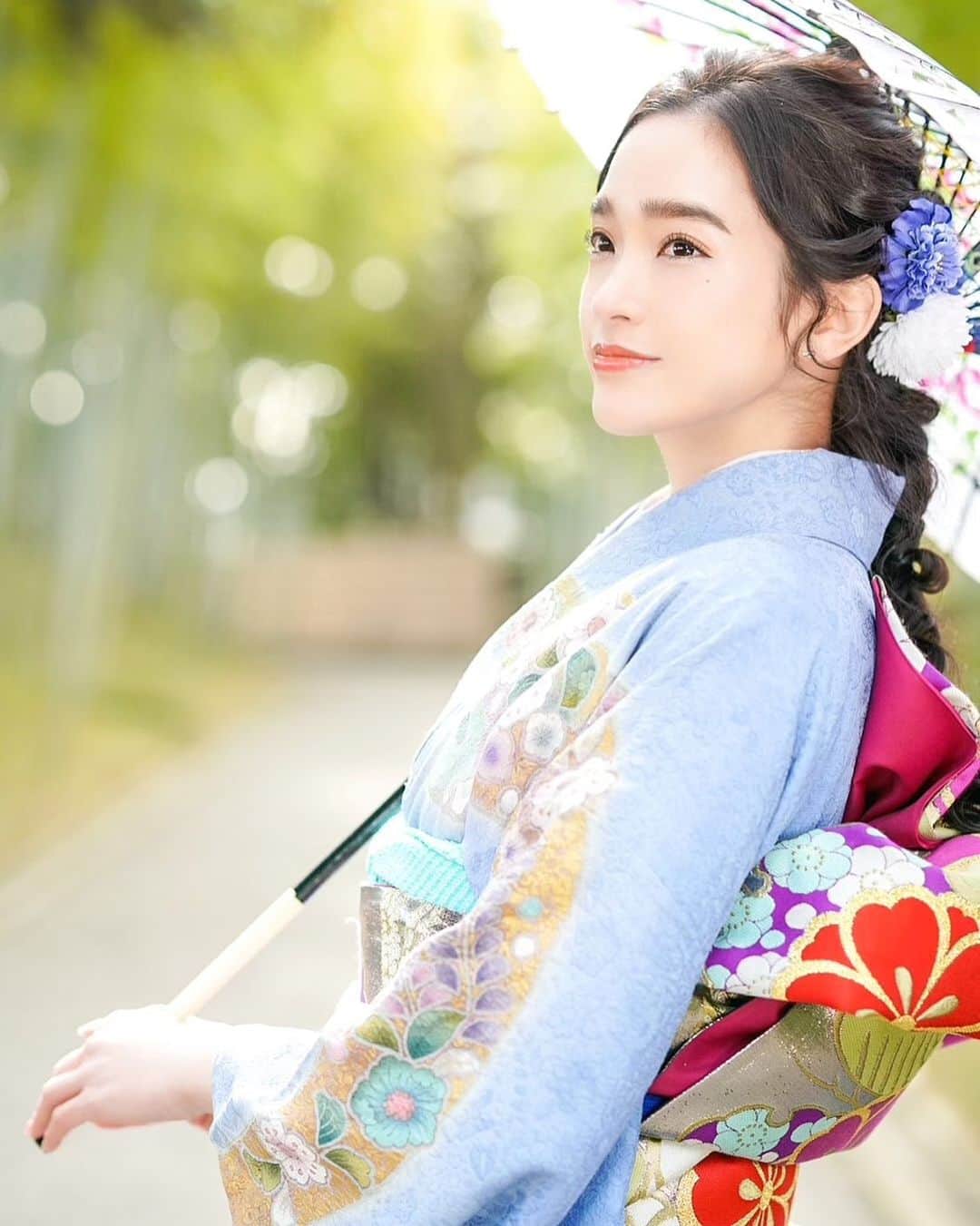 太田麻美のインスタグラム：「今日も1日お疲れ様でした👘✨  #shooting #hairstyle #hairarrange #晴れ着 #振袖 #和装 #ヘアアレンジ #ヘアスタイル #ロングヘア #編みおろしアレンジ」