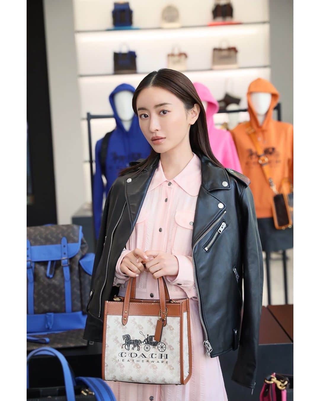 松本まりかのインスタグラム：「COACH 2022 SPRING COLLECTION 「Horse＆Carriage Collection」  That’s my ride！  #CoachNY @Coach」