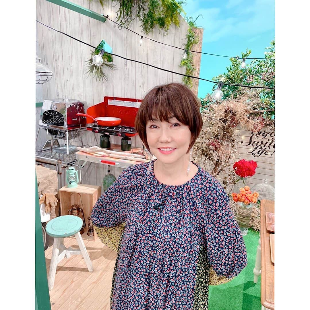 松本伊代さんのインスタグラム写真 - (松本伊代Instagram)「東海テレビ スイッチ！  今日は 関根勤さんと久しぶりにお会いしました！ いつもダンディで素敵です。  パネルの画面には ずんのやすさんとジョニ男さん。 スタジオでは ジョニ男さんの オイルショックポーズをして撮影📸 でも なかなかお二人は気づかず、、、 諦めた時にお二人がオイルショックポーズ😆 時間差〜 やっと揃って撮影できました😁  帰りの駅のホームでは いつも応援してくださっている方々から お弁当とデザートをいただきました。 いつもありがとう。感謝。  明日は、 早朝から徳光和夫さんのラジオにお邪魔いたします❗️  人生歌があるもぜひご覧いただきたいです❗️ よろしくお願い致します😊  #東海テレビ #スイッチ #関根勤 #ボイメン #水野勝 #速水アナ　#前田アナ #やすさん #ジョニ男 #松本伊代 #素敵なお弁当美味しく頂きました」2月11日 21時17分 - iyo14_official