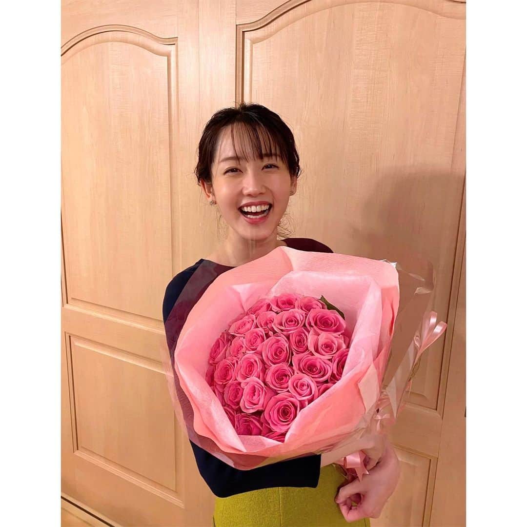 河村綾奈のインスタグラム：「先日誕生日を迎えました🙋‍♀️ 学生時代には、三十路の自分の姿なんて想像もしませんでした。 でも、きっと思い描けていたとしても、 ずっと充実した毎日を送らせていただいていると自信を持って言えます。 この日々があるのは、私と出会い関わってくださる皆様のおかげさまです。 いつもありがとうございます。  20代で経験をさせていただいた沢山の楽しいことが、 30代の自分にとって彩りや広がりとなってくれる事を信じて、これからも、目の前の面白い事を全力で大切にしながら過ごしていきます。  羨んだり悩んだりすることも多く至らぬ点ばかりですが、 誰かと比べるより過去の自分と比べて、いつもいつでも 「今が一番楽しい！」といえるような日々を送りたいです🍀  来週からもお付き合いいただけますと幸いです。 どうぞよろしくお願いします。  #緻密な準備と大胆な本番を #これをいうと何故かニヤッとされる  家族に感謝！」