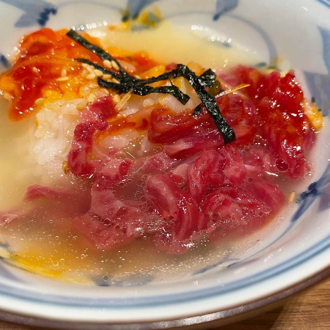 東京肉レポートさんのインスタグラム写真 - (東京肉レポートInstagram)「｢おにく玲｣ランチ始まった…！ディナーで使う肉と同じ肉を使った塩ユッケまぶしは是非食べてみてほしいです！最初はそのまま、その後にタレ漬けの卵黄を崩して、最後はカツオ・昆布から取った出汁でお茶漬け風に！めちゃ旨いです！  価格帯：2,500〜4,000円 オススメメニュー：塩ユッケまぶし  Now “Oniku Rei” opens lunch hours as well ! This Raw-Wagyu-Mabushi is what you need to order !   #おにく玲 #西麻布 #西麻布グルメ #焼肉 #肉割烹 #肉 #和牛 #牛 #グルメ #東京肉レポート #肉レポ #onikurei #nishiazabu #kappo #yakiniku #wagyu #beef #instafood #food #foodie #barbecue #bbq #tokyo #tokyo_wagyu_report」2月11日 21時22分 - tokyo_wagyu_report