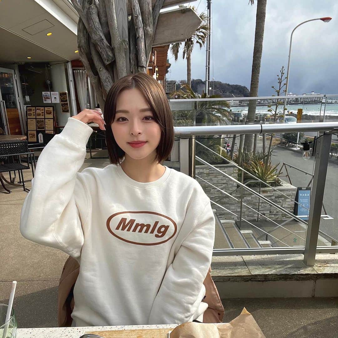 かおりのインスタグラム：「・ ・  前髪なしの日☺️  コロナ落ち着いたら遠出したい〜  #スウェット #mmlg #前髪なし」