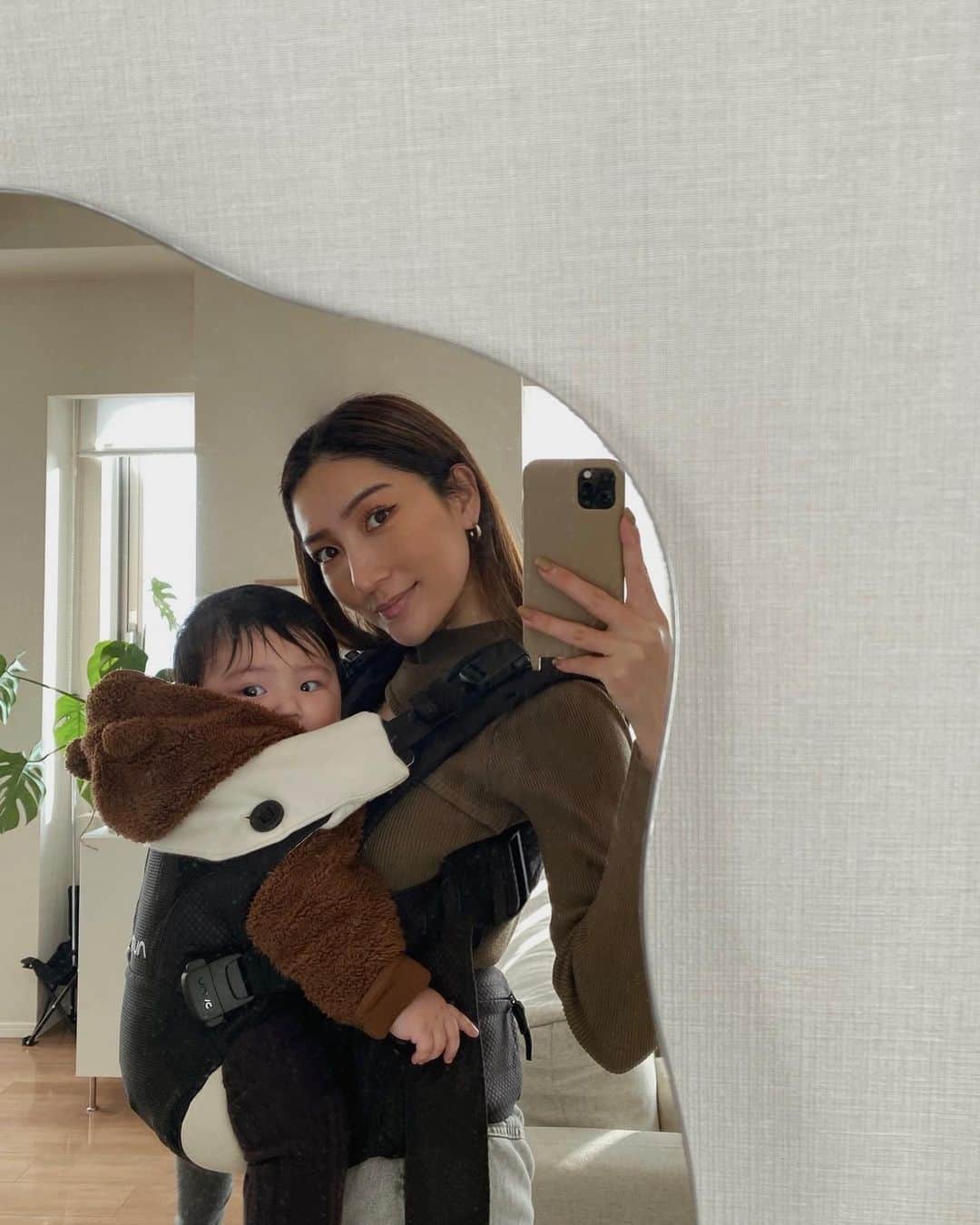 HARUEのインスタグラム：「くっつき虫くん🦘🤍　  家事してるうちに抱っこ紐の中で寝落ちてた🙈💭  この角度からの寝顔ぉ〜、、。  寝てるうちに色々済ませなきゃなのに つい寝顔を眺めてしまって作業が全く進まない🙈  子供の寝顔って何でこんなに あったかい気持ちになるんやろ☺️💘💘  #mylove #7months」