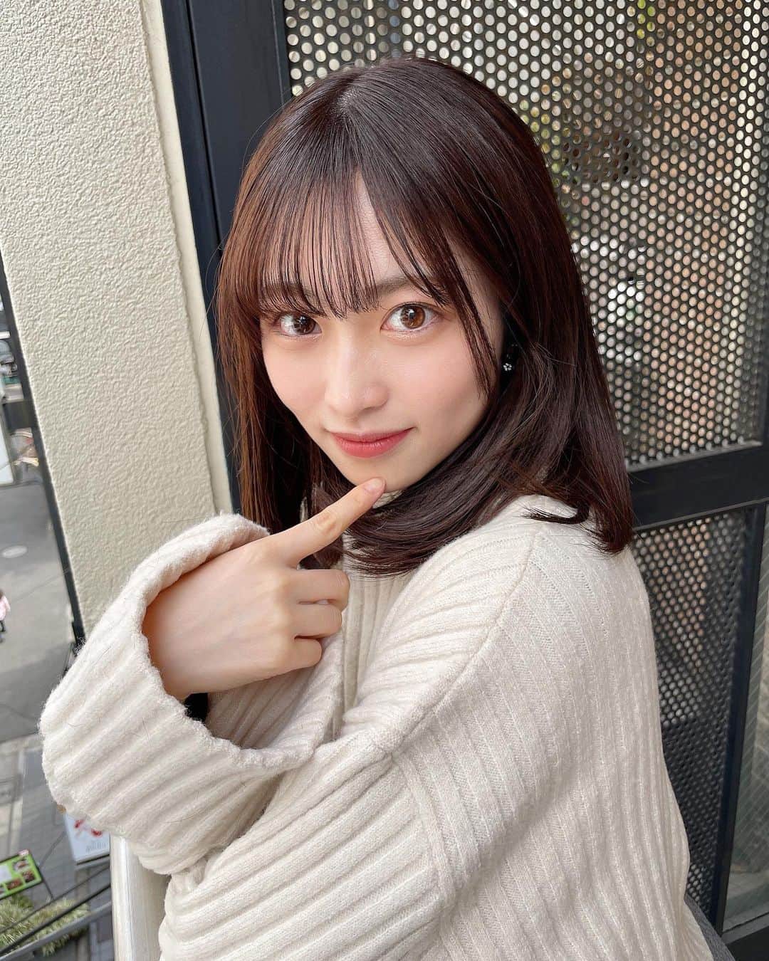 藤白りりのインスタグラム：「体調心配のDMたくさんありがとうございます！ 今日、やっと完全復活しました✨ たくさん寝て謎に暗殺教室見まくったので😂明日からまた頑張ります〜！  これは久しぶりに美容室に行った時の写真です！今回はトーン落としてもらいました〜🙆‍♀️めちゃ理想の色✨ポーズは、バレンタイン用にと指示されました！笑  山戸さん(@yamatoyu )ありがとうございます☺️」