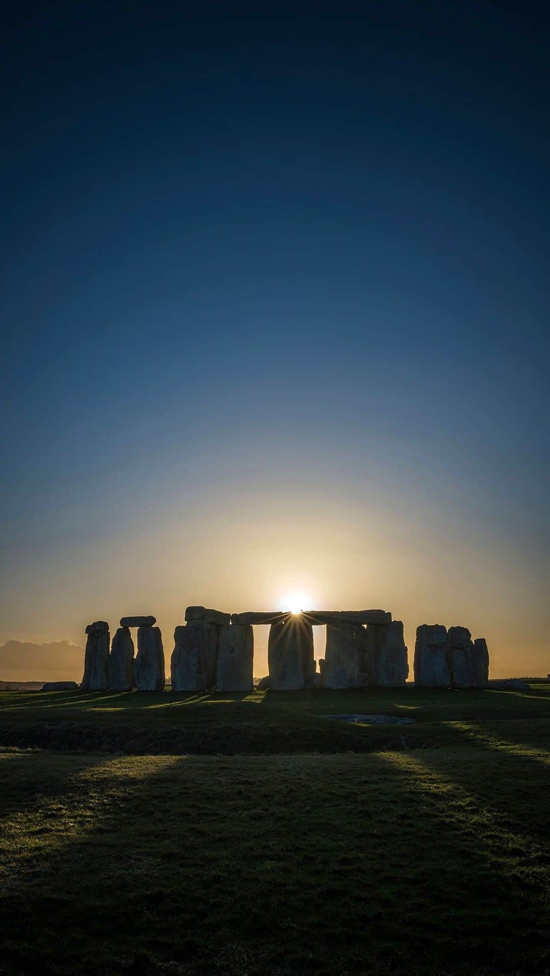 大英博物館のインスタグラム：「Today we’re taking Curator’s corner on the road! @wiltshiremuseum in Devizes has generously loaned objects excavated from Bush Barrow near Stonehenge for our upcoming exhibition on the ancient stone circle.   Before they were taken off display, we grabbed some time with Director David Dawson to find out what makes the Bush Barrow Chieftain such an important figure in our understanding of the world of Stonehenge.	  The objects will be on display in our latest special exhibition which lifts the veil on the ancient stone circle and life in Britain and Europe from 4000–1000 BC.   #TheWorldOfStonehenge opens on Thursday 17 February – book tickets via the link in our bio.   📸 Thanks to @englishheritage for this photo of @stonehenge.  #BritishMuseum #WiltshireMusuem #Stonehenge」