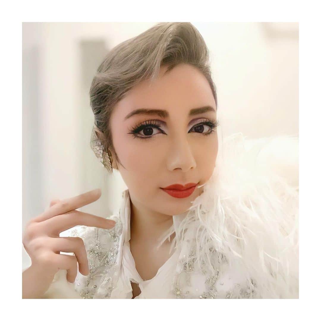 のインスタグラム：「2月11日 四年前、宝塚を卒業した日。 大切な忘れられない時間がありました。 振り返れば学校時代をいれたら約20年。  毎日がめまぐるしく、沢山の方々に囲まれていた日々。  今でも現実なのではと思うほどに鮮明な宝塚の夢を見る。 起きた瞬間、少しボーっと天井を眺め、 しばらくしてから卒業したことに気づく。。  楽屋や、ファンの方々との時間。 仲間との時間。思い出すだけで香りや感覚がよみがえる。  沢山泣いて、沢山笑って、止まる事をしらずにかけぬけた  卒業したあと数ヶ月、人間界に戻るまで不思議な感覚を過ごしたことを思い出す。  当たり前だった事が全然当たり前じゃなかった。  タカラジェンヌはやはりフェアリーなんだとおもう。  4年の間にすっかり環境も世の中も変わりました。 でも。こうして毎年この日をファンの皆様と振り返り懐かしむ事ができるって素敵なことですね。  本日そんな日を記念して、 沙央くらまLINE公式アカウント開設しました☺︎  よかったら友達追加してください♪ ２枚目にQRコード載せてます  IDは@346efgbr  です☺︎  #沙央くらま #宝塚歌劇団  #専科 #男役」