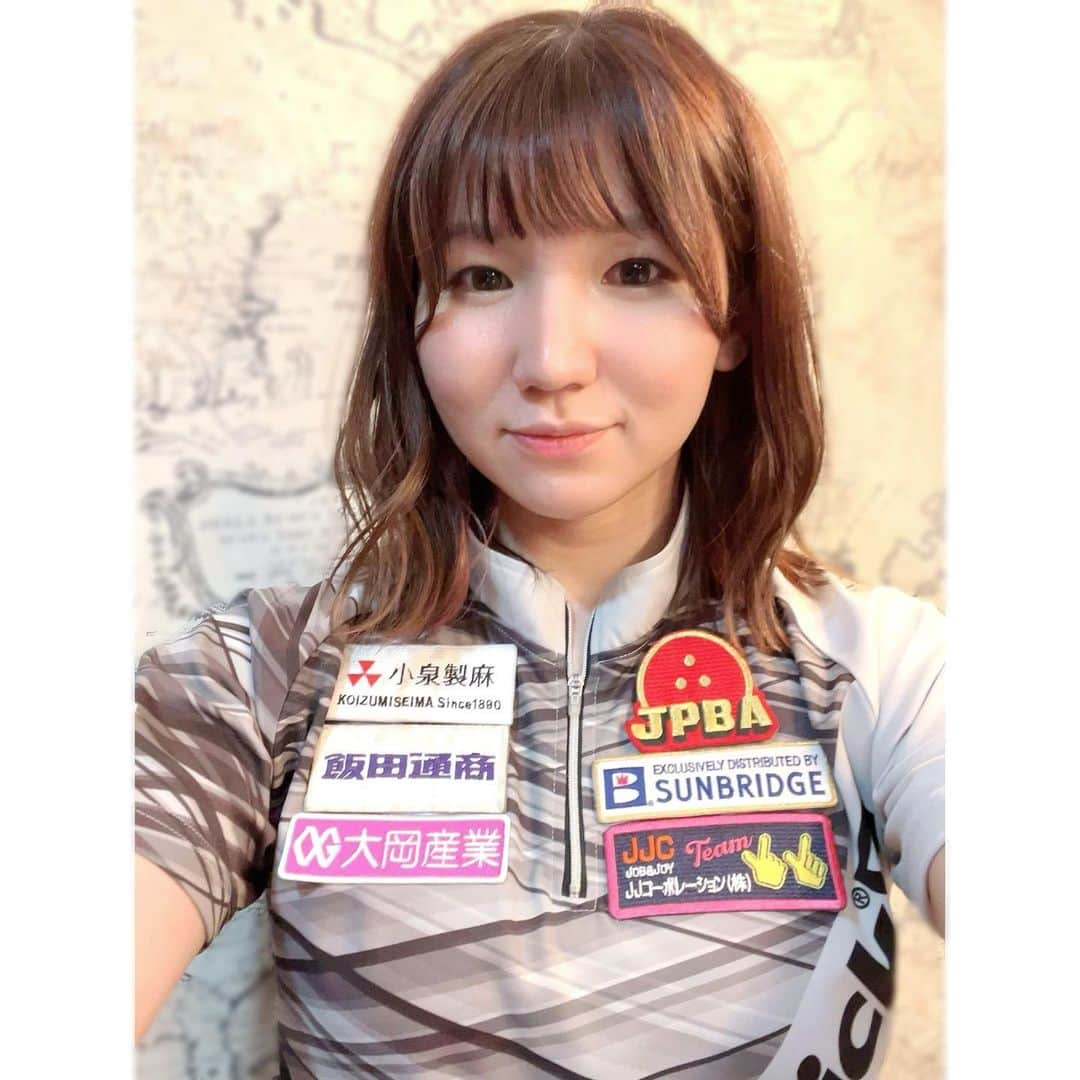 寺下智香（プロボウラー）のインスタグラム：「この度、《株式会社大岡産業》様とスポンサー契約を結びました事を報告させて頂きます。  今大会のオールスターからより一層頑張りたい気持ちでいっぱいです✨  よろしくお願い致します。  お花ありがとうございました😊💐  #株式会社大岡産業 #スポンサー契約 #もっともっと頑張ります #ありがとうございます #今後ともよろしくお願い致します #プロボウラー #寺下智香 #神戸六甲ボウル #小泉製麻 #サンブリッジ #JJコーポレーション #飯田通商」