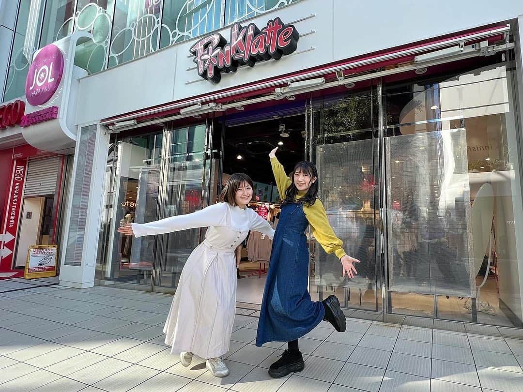 加藤一華のインスタグラム：「. みんなピンクラテ知ってる？！  今日のいちなるTVは PINK-latteTVさんとのコラボ🌼 ピンクラテ原宿店で撮影したよ👗  小学生のとき家族で原宿行って、 妹とよく買い物してたなぁ💖 おしゃれが好きになった原点❣️  今回一緒に撮影してくれた ユナちゃん セリちゃん メイちゃん ユズハちゃん ありがとう🥰 すごく楽しい撮影だった〜♡  みんな可愛くて大人っぽくて✨ スーパー小中学生でした😳🤍  また遊びに行きたいなあ🌸  #ピンクラテ #PINKlatte #ピンクラテTV #いちなる #いちなるTV #原宿 #竹下通り #いちなる服似すぎでしょ🤦🏻‍♀️ #打ち合わせなしでこれ笑 #リンクコーデかな？😹」