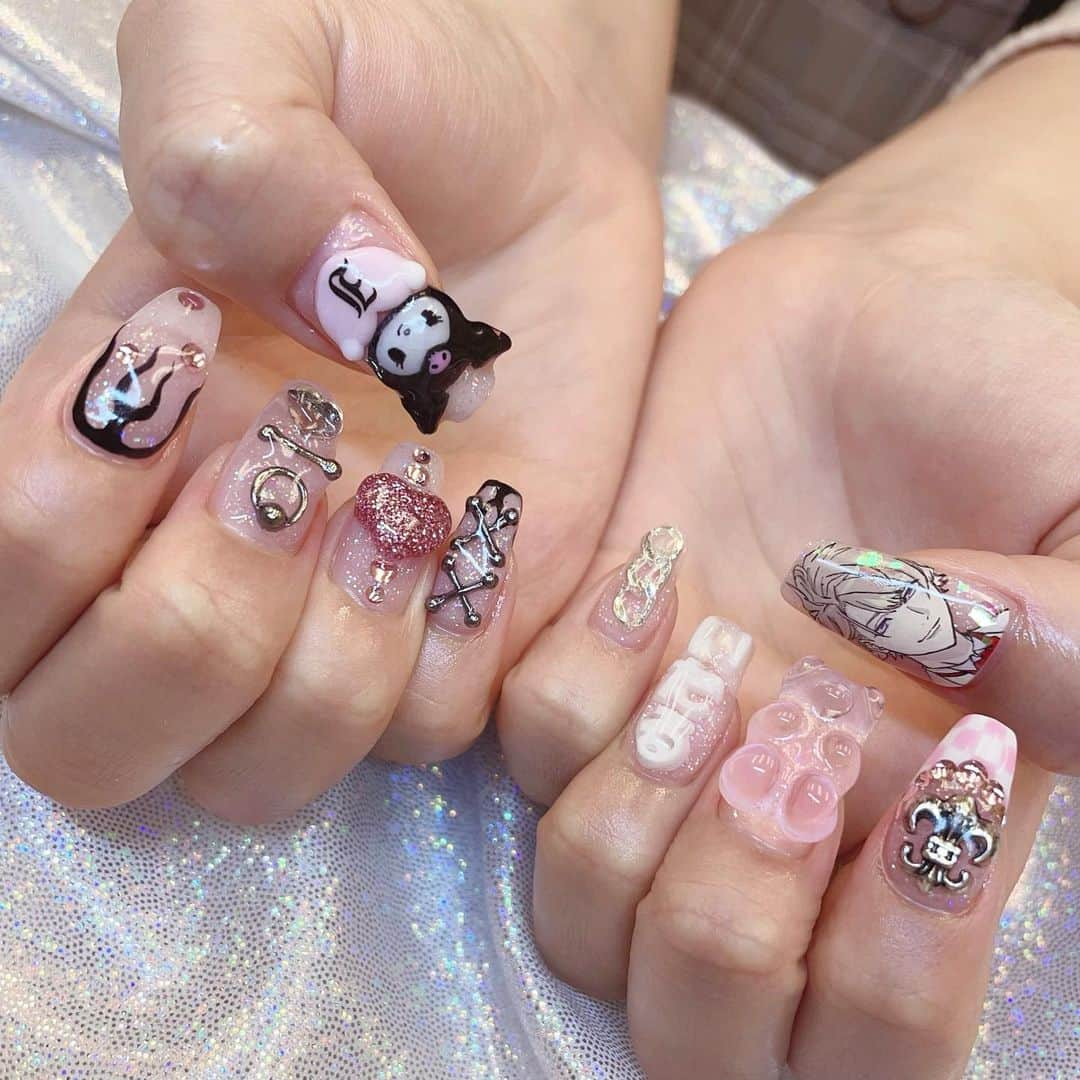 月代来実のインスタグラム：「new nail🧸❤️‍🔥 久しぶりのゴテゴテでドキドキウキウキしてる😸😸 ・ ・ ・ ・ #nails #nail #newnail #ネイル #ネイルデザイン #痛ネイル #ジェルネイル #キャラクターネイル #3dネイル #クロミネイル #クロミちゃんネイル #ゴテゴテネイル #エースリー #エースリーネイル #おなまえネイル #f #l #フォロー #いいね」