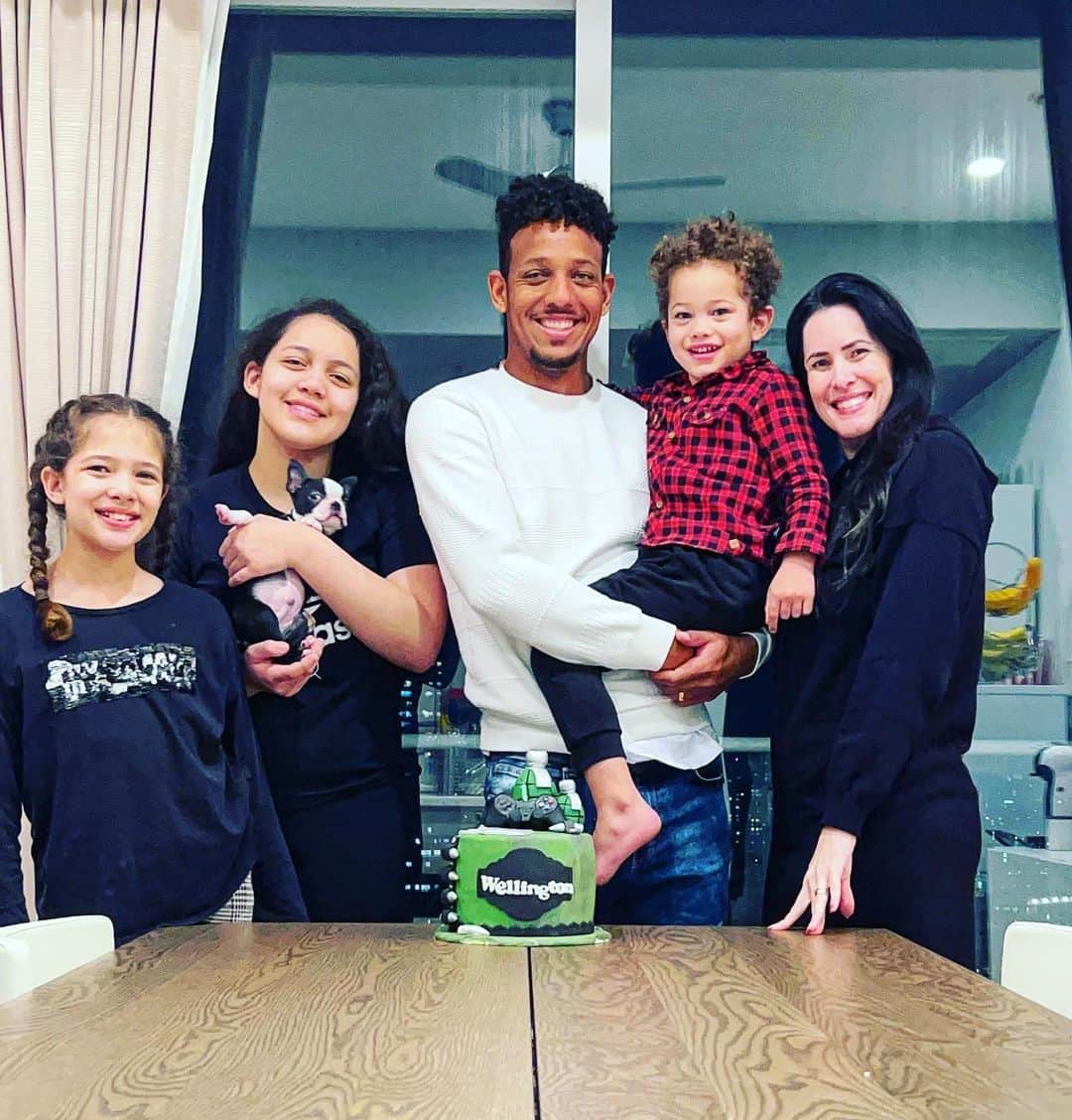 ウェリントン・ルイス・デ・ソウザのインスタグラム：「Presente maravilhoso poder comemorar mais um ano de vida com meus amores. Amo muito vcs 😍😍😍😍」
